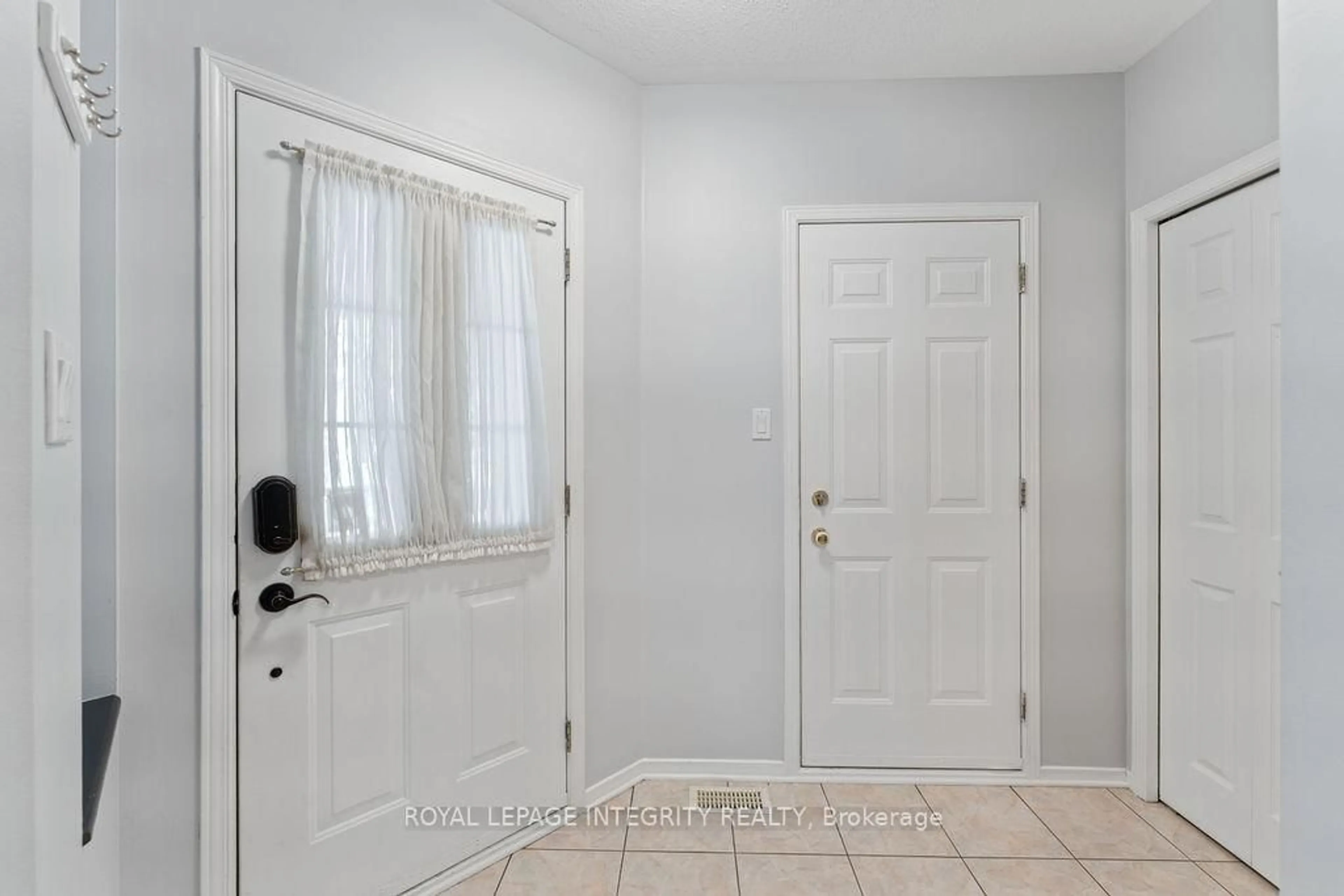 Indoor entryway for 105 Bishops Mills Way, Ottawa Ontario K2K 3C2
