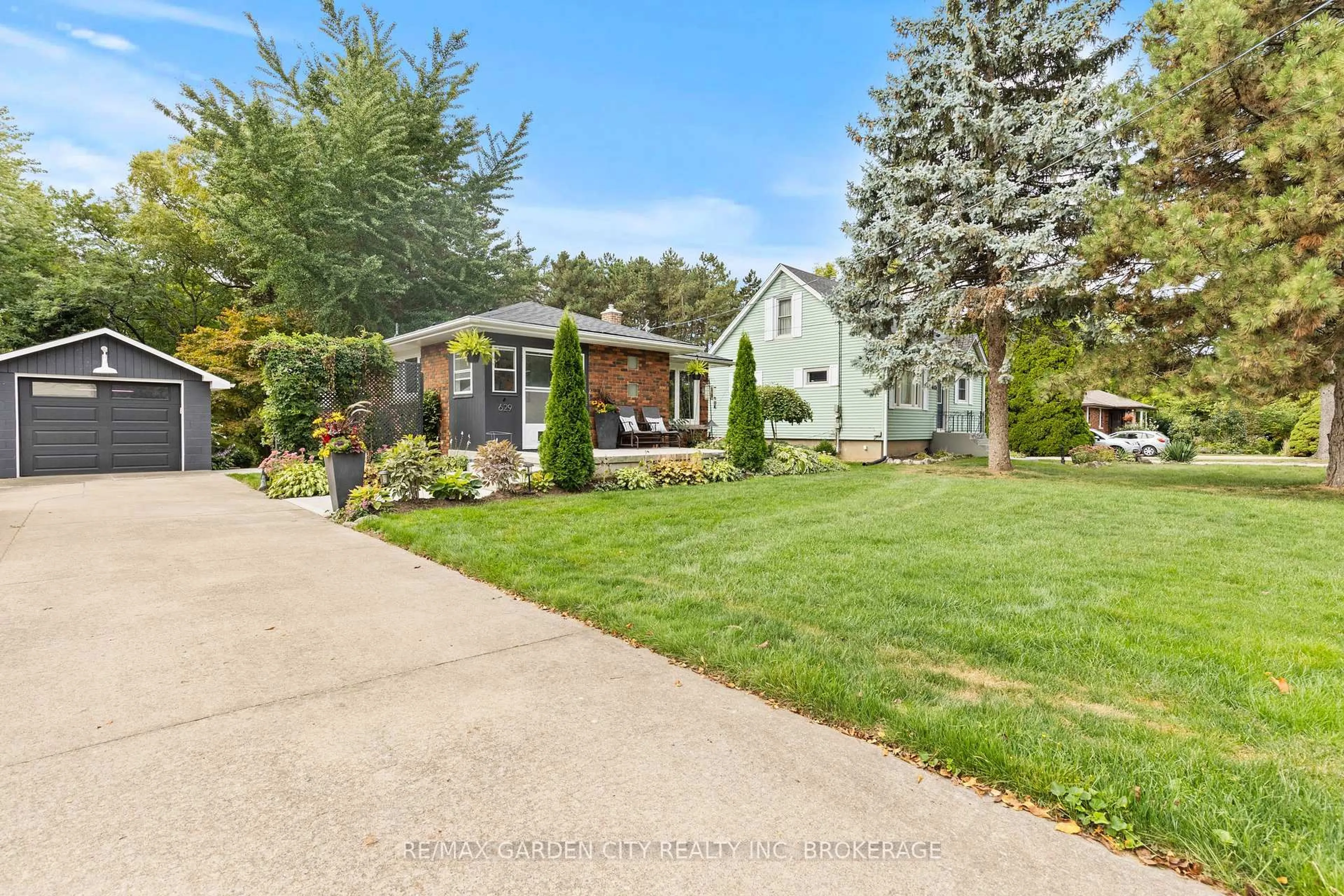 A pic from outside/outdoor area/front of a property/back of a property/a pic from drone, street for 629 Penner St, Niagara-on-the-Lake Ontario L0S 1T0