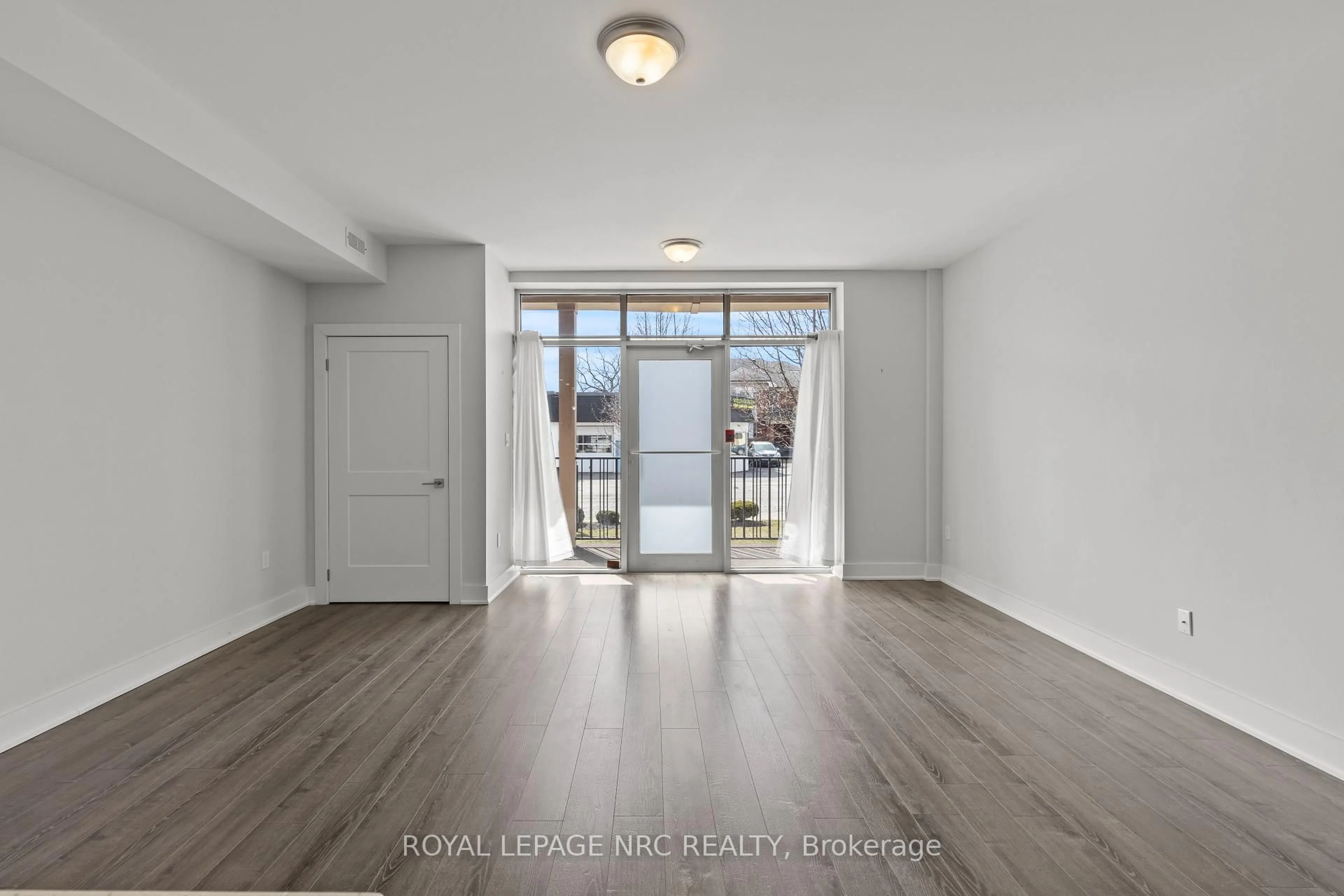 Indoor entryway for 3710 Main St #106, Niagara Falls Ontario L2G 6B1