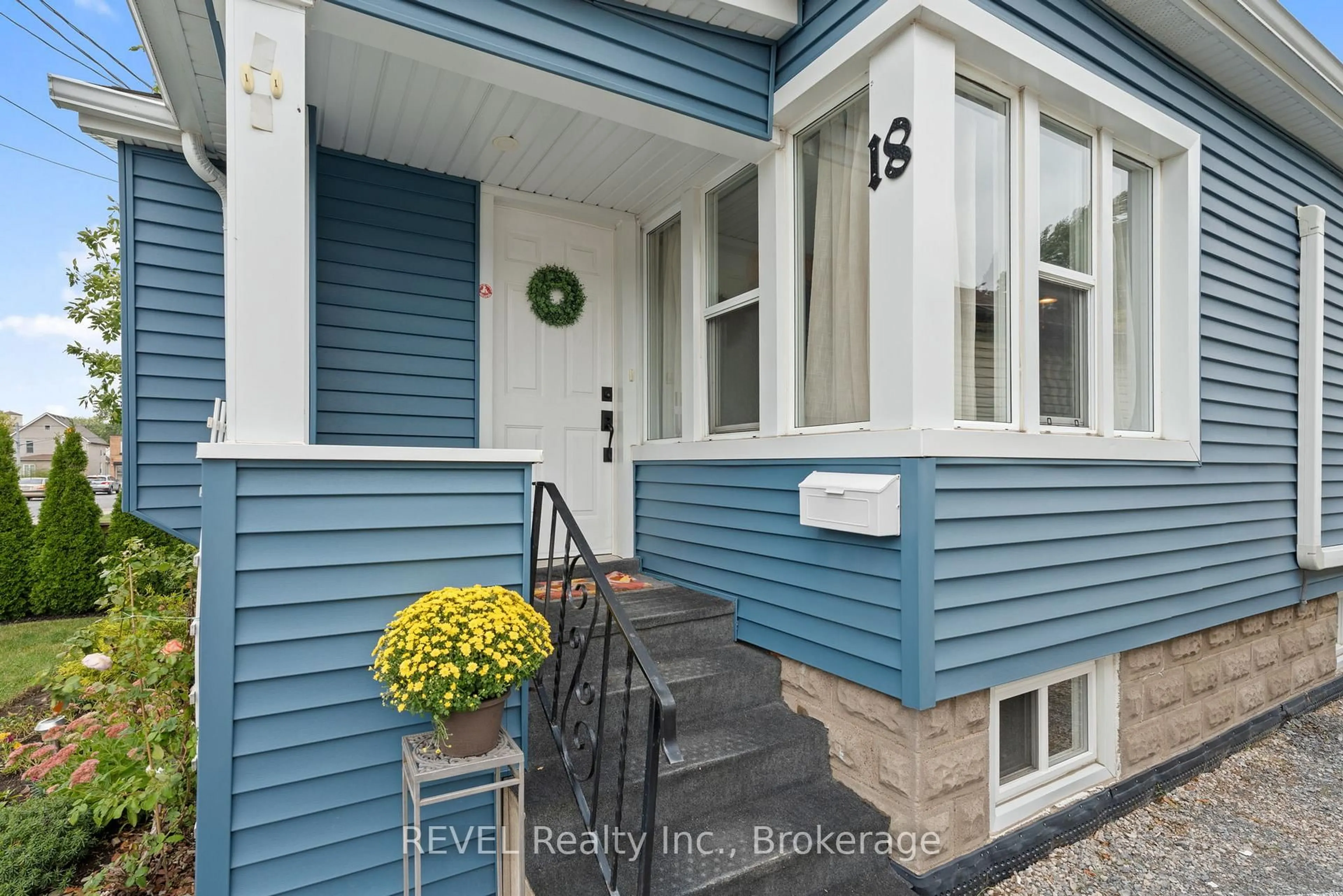 Indoor entryway for 18 Crowland Ave, Welland Ontario L3B 1W9