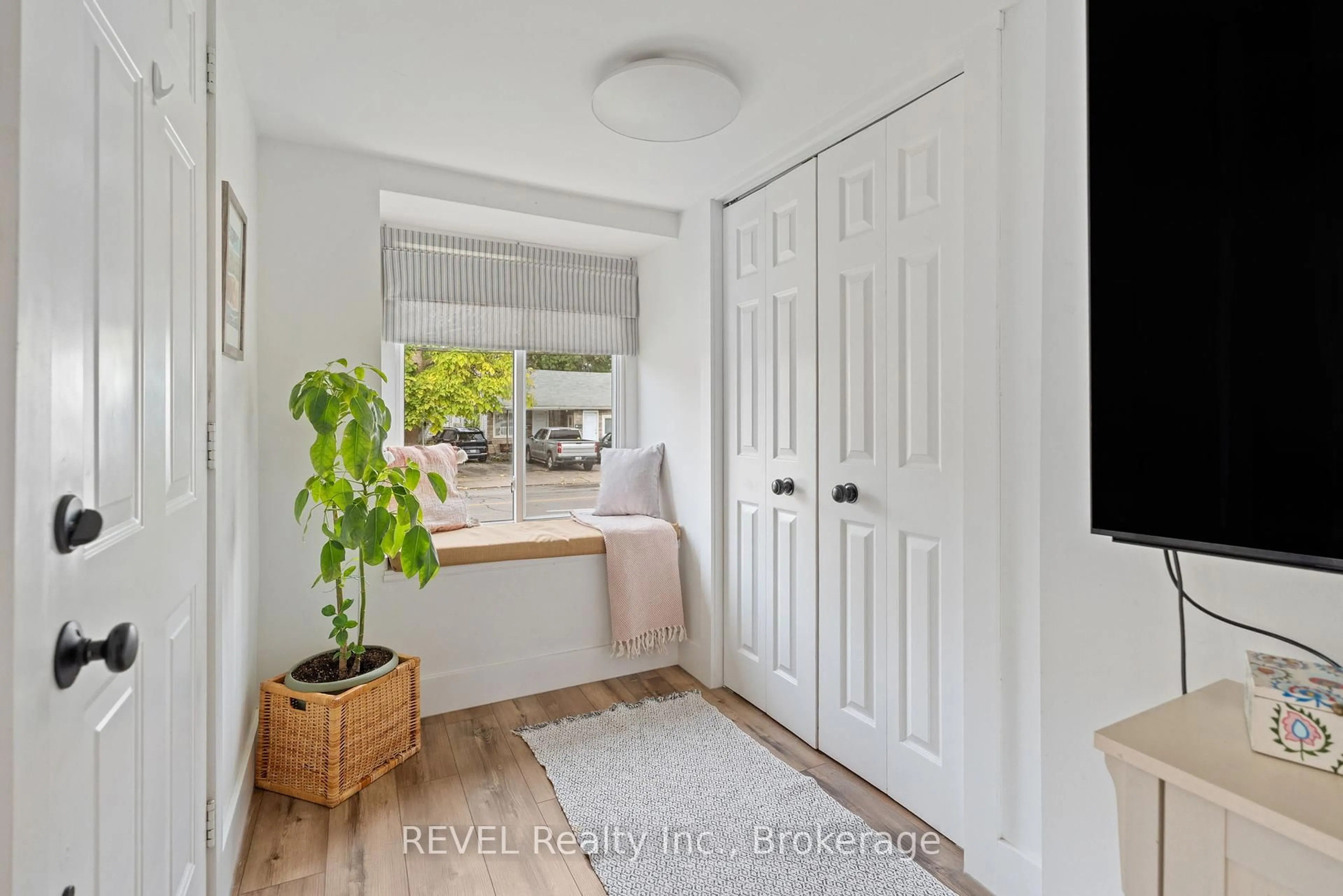 Indoor entryway for 18 Crowland Ave, Welland Ontario L3B 1W9