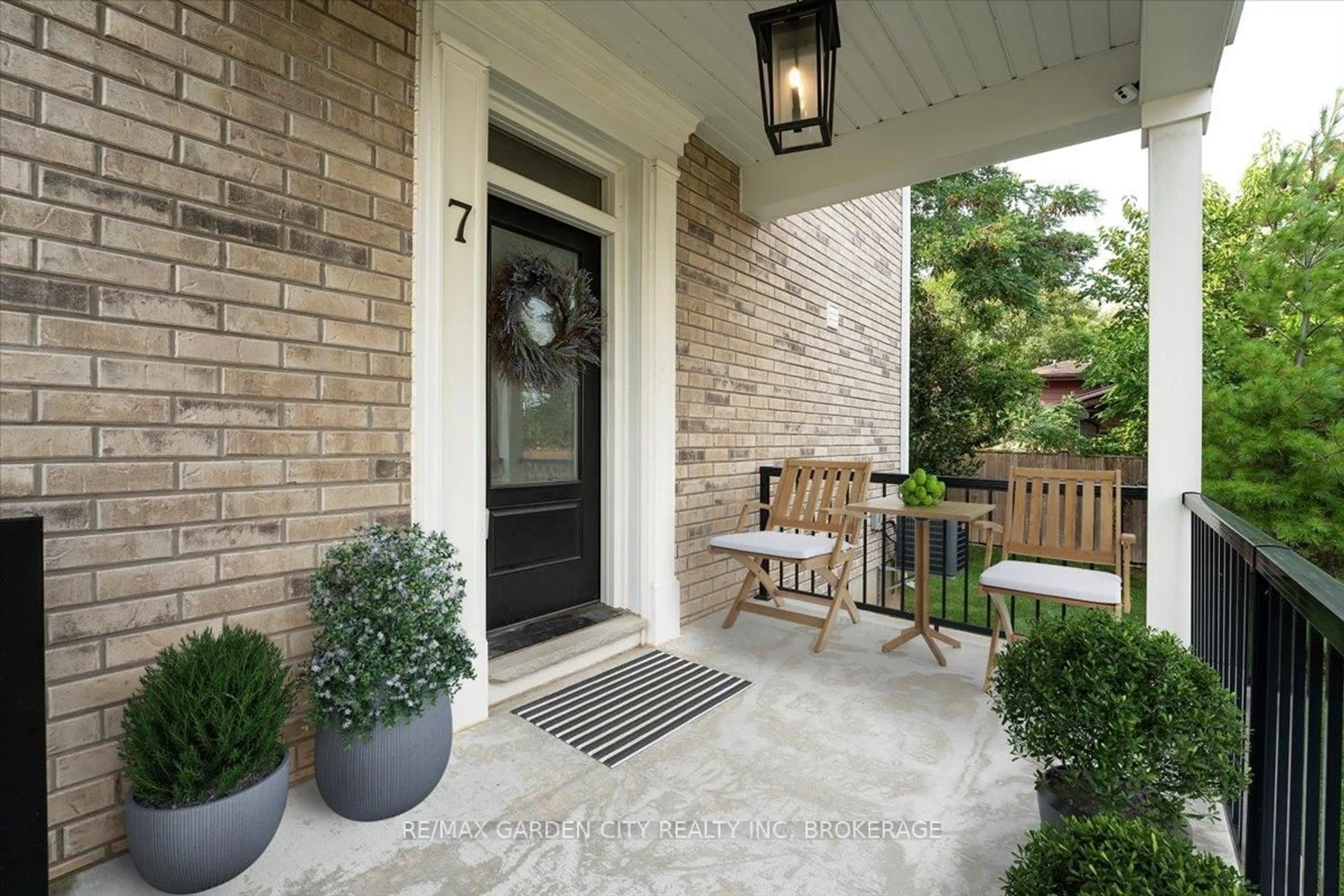 Indoor entryway for 7 ASPEN Common, St. Catharines Ontario L2S 2B3