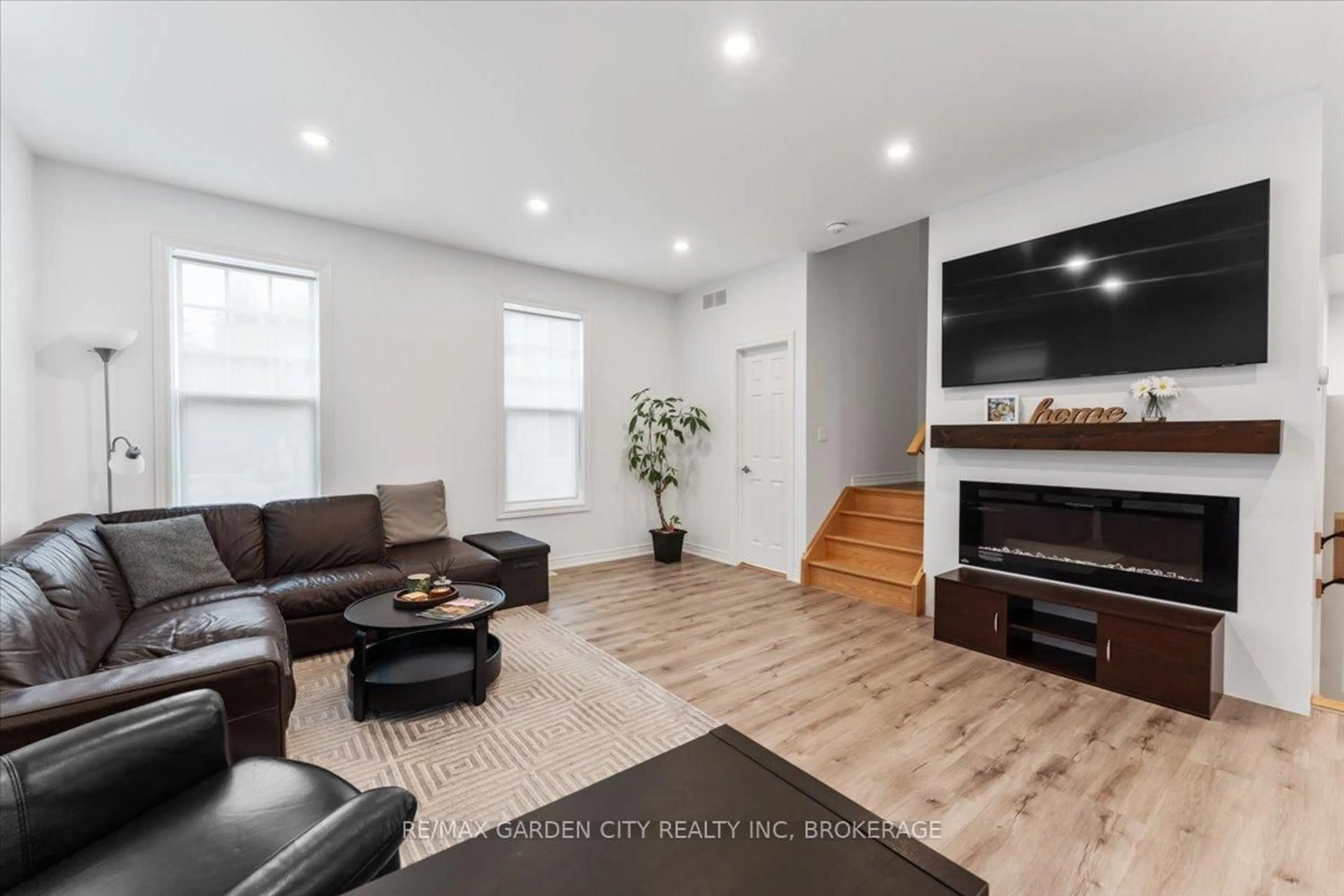 Living room with furniture, wood/laminate floor for 7 ASPEN Common, St. Catharines Ontario L2S 2B3