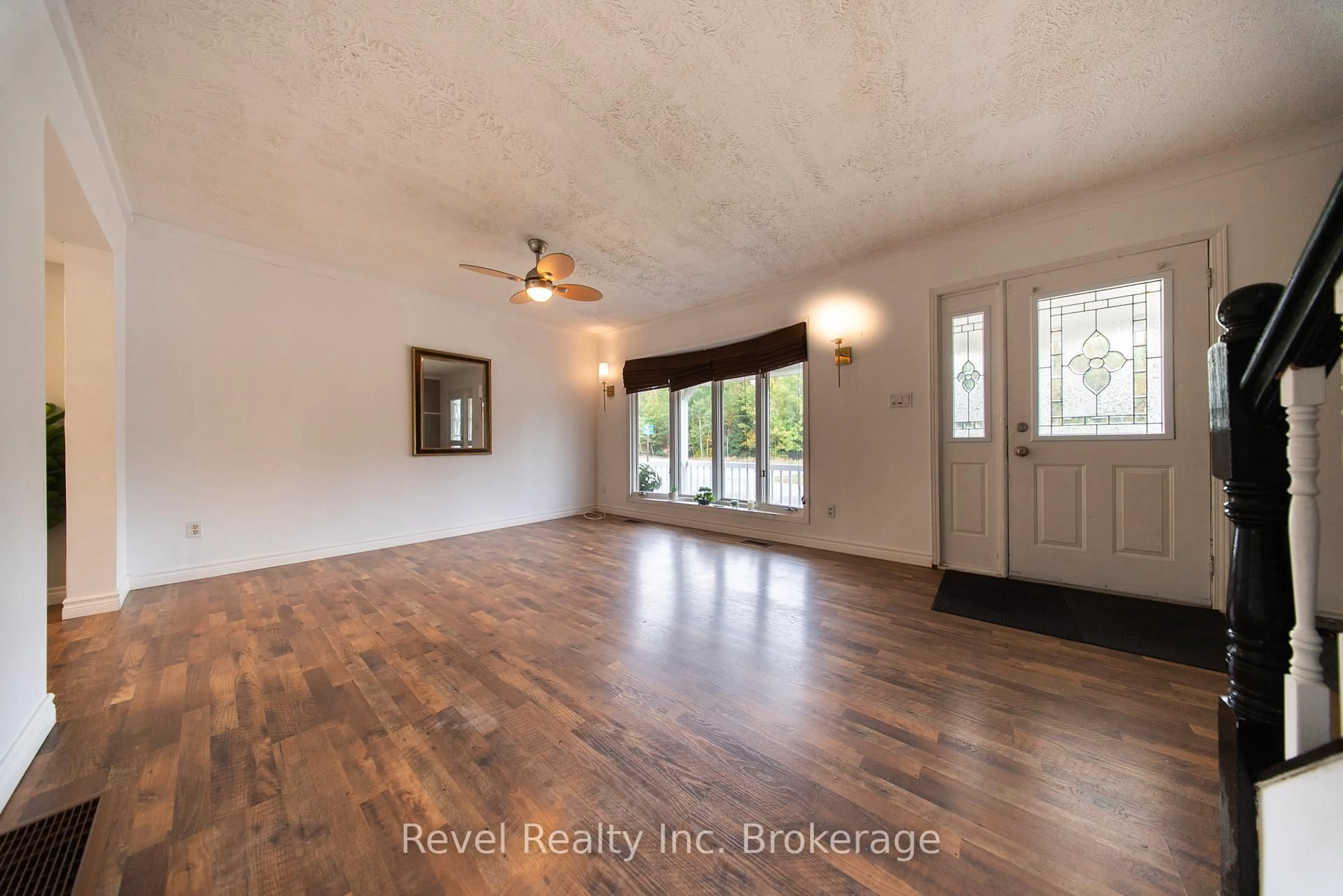 Indoor entryway for 8 Pine St, Unorganized Townships Ontario P0H 2J0