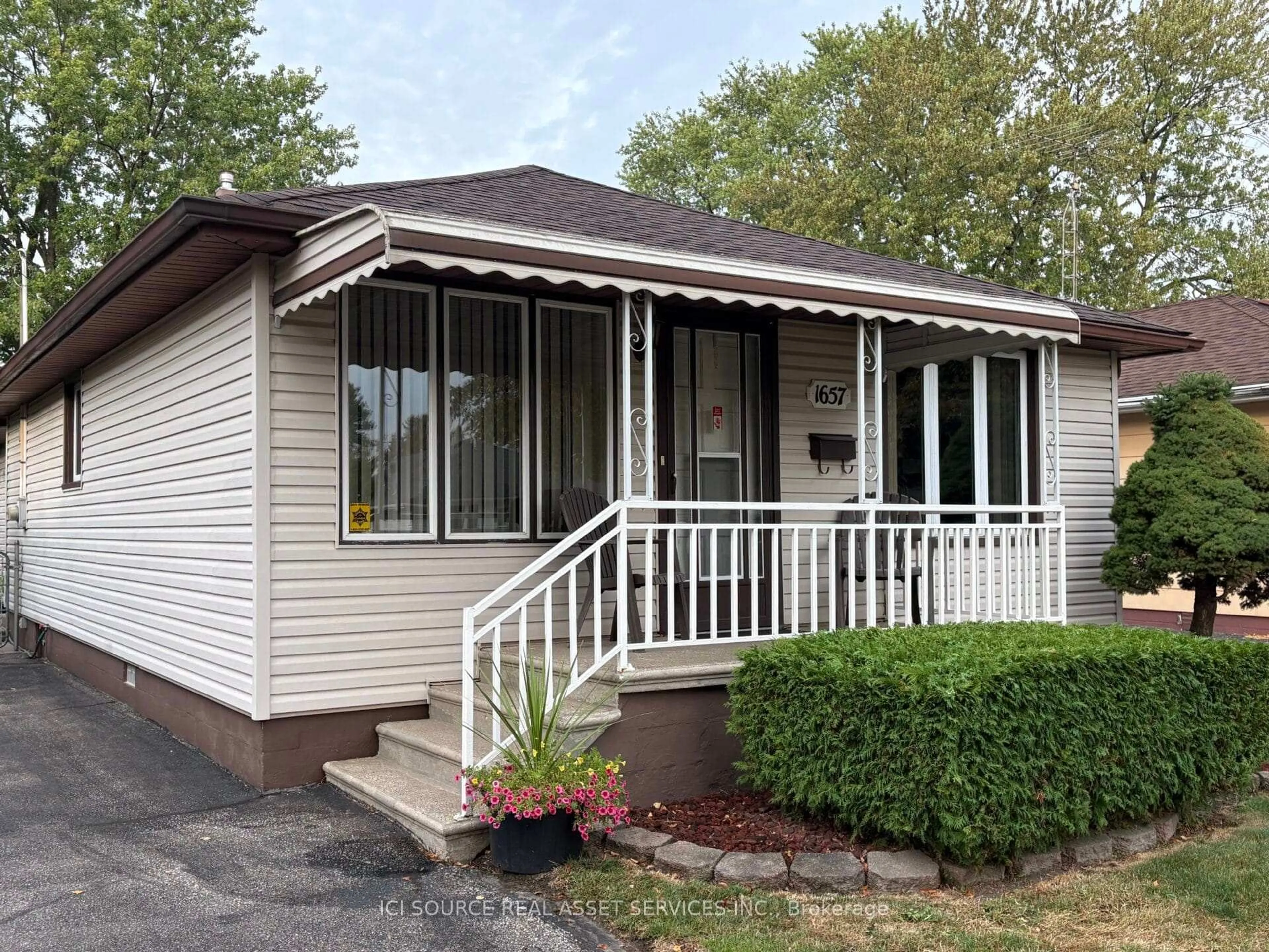 Home with vinyl exterior material, street for 1657 Glendale Ave, Windsor Ontario N8T 2N1