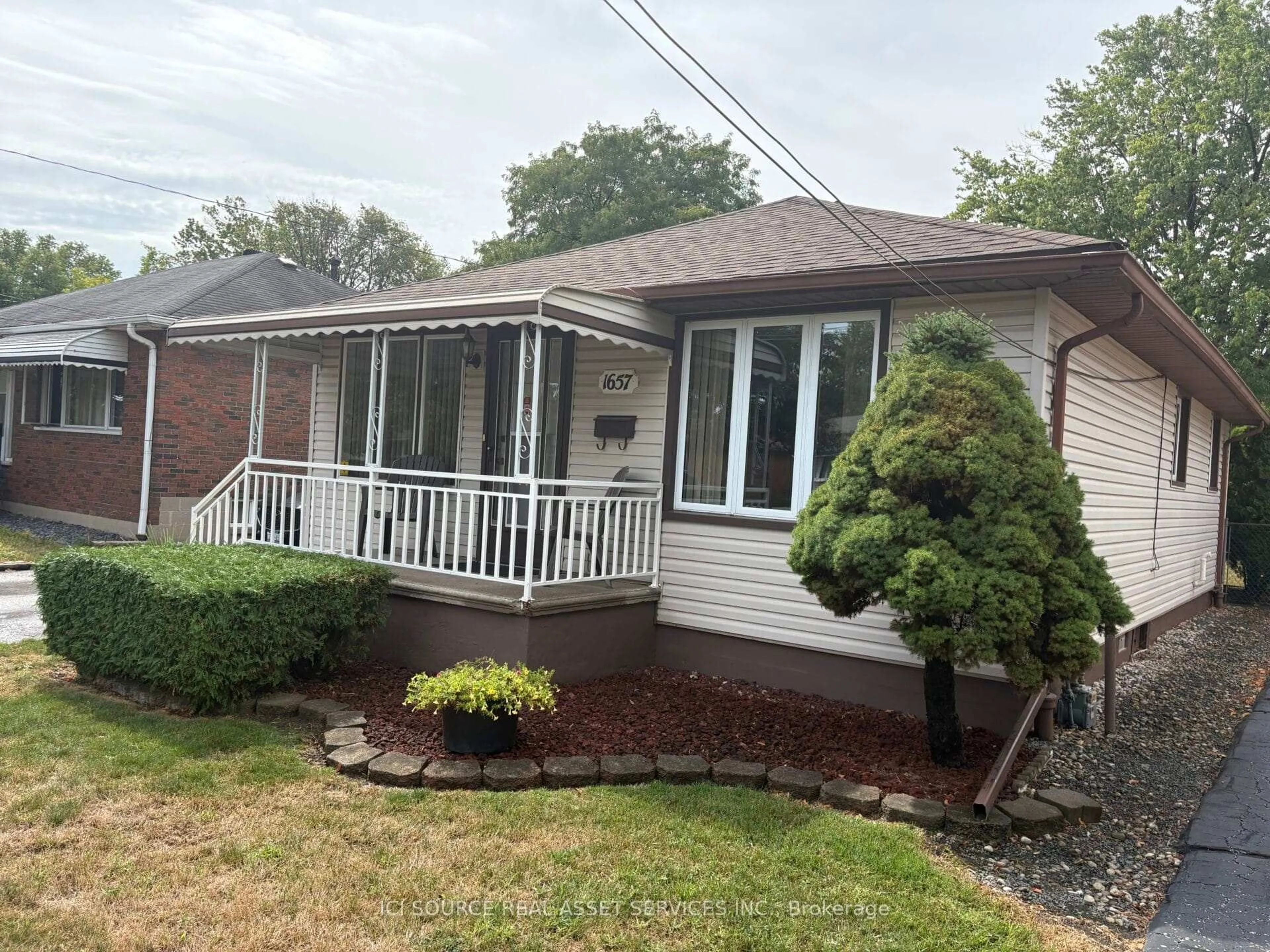 Home with vinyl exterior material, street for 1657 Glendale Ave, Windsor Ontario N8T 2N1