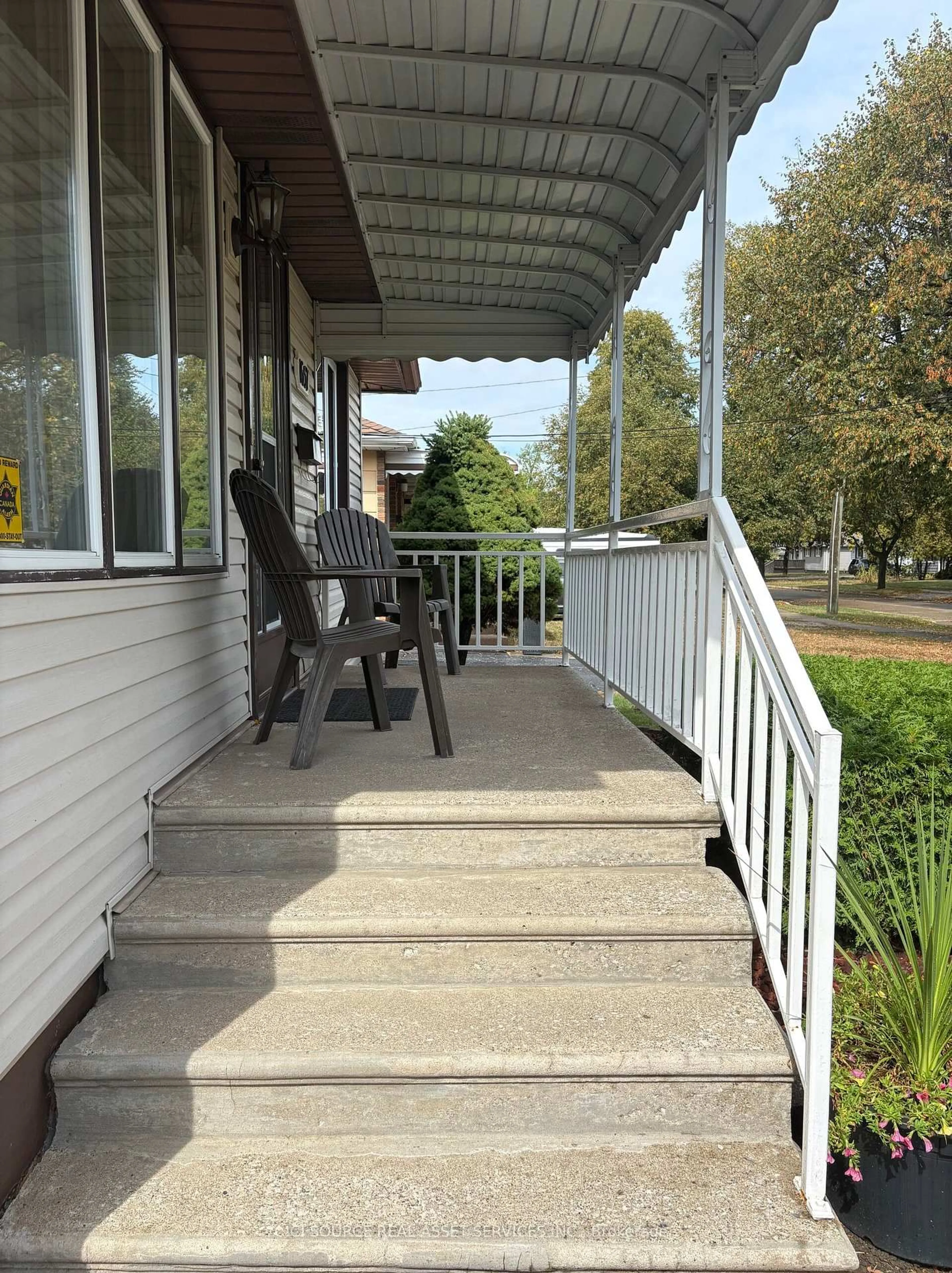 Patio, street for 1657 Glendale Ave, Windsor Ontario N8T 2N1