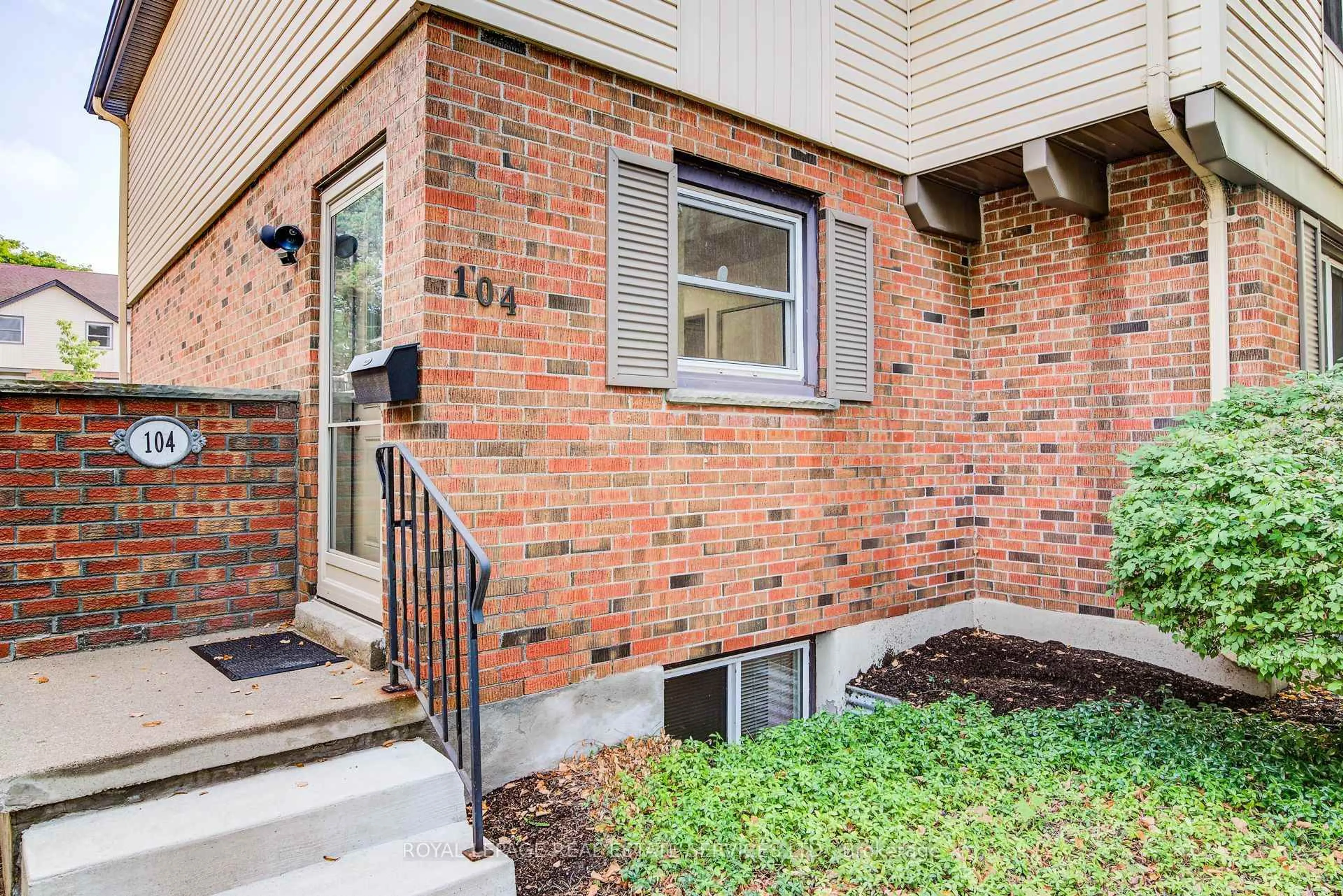 Patio, street for 104 McDougall Rd, Waterloo Ontario N2L 5C5