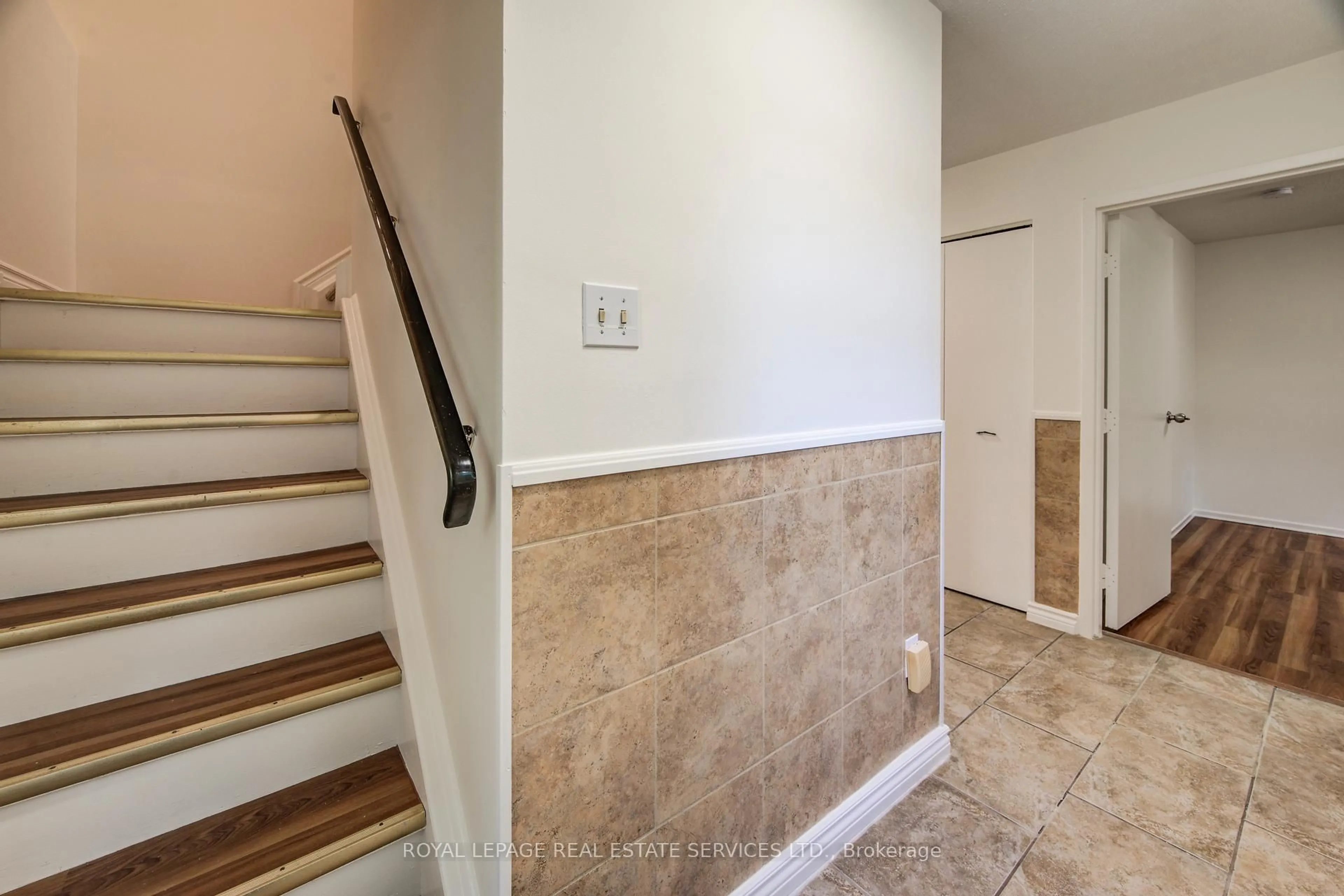 Indoor entryway for 104 McDougall Rd, Waterloo Ontario N2L 5C5
