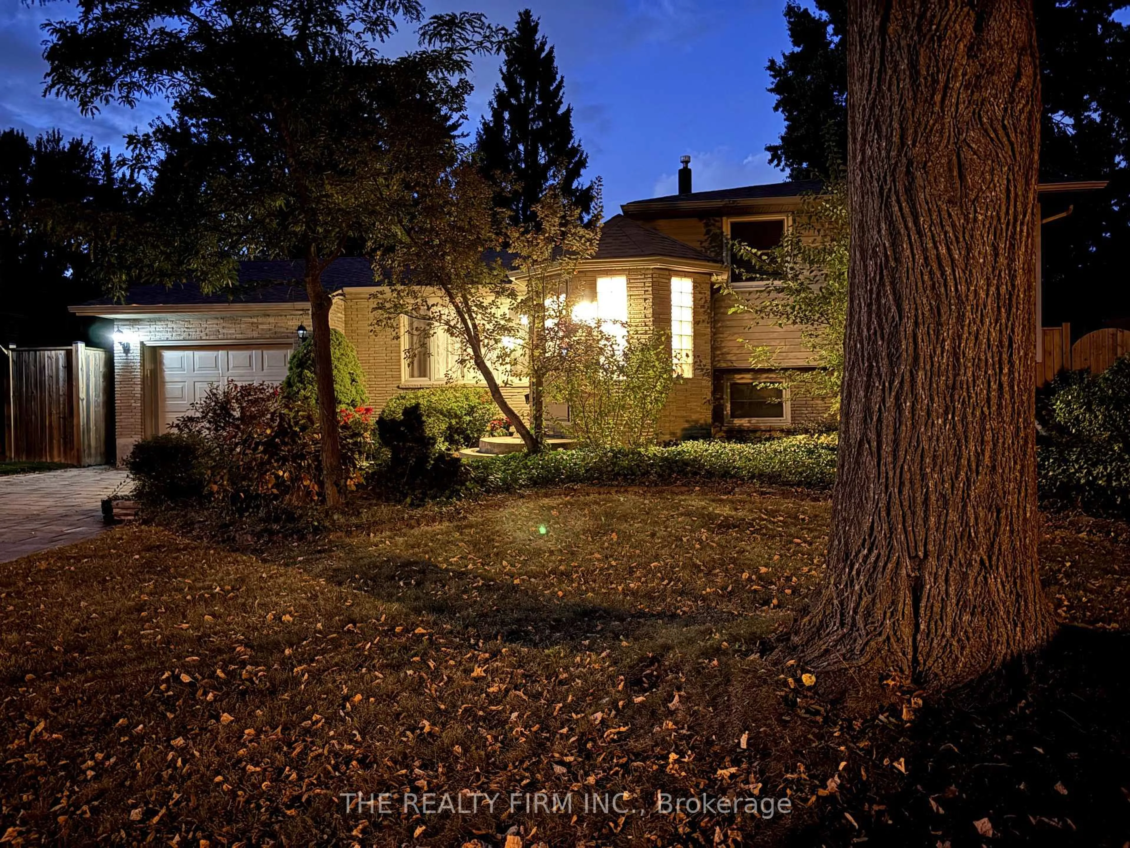 A pic from outside/outdoor area/front of a property/back of a property/a pic from drone, unknown for 79 MENDIP Cres, London South Ontario N6E 1H2