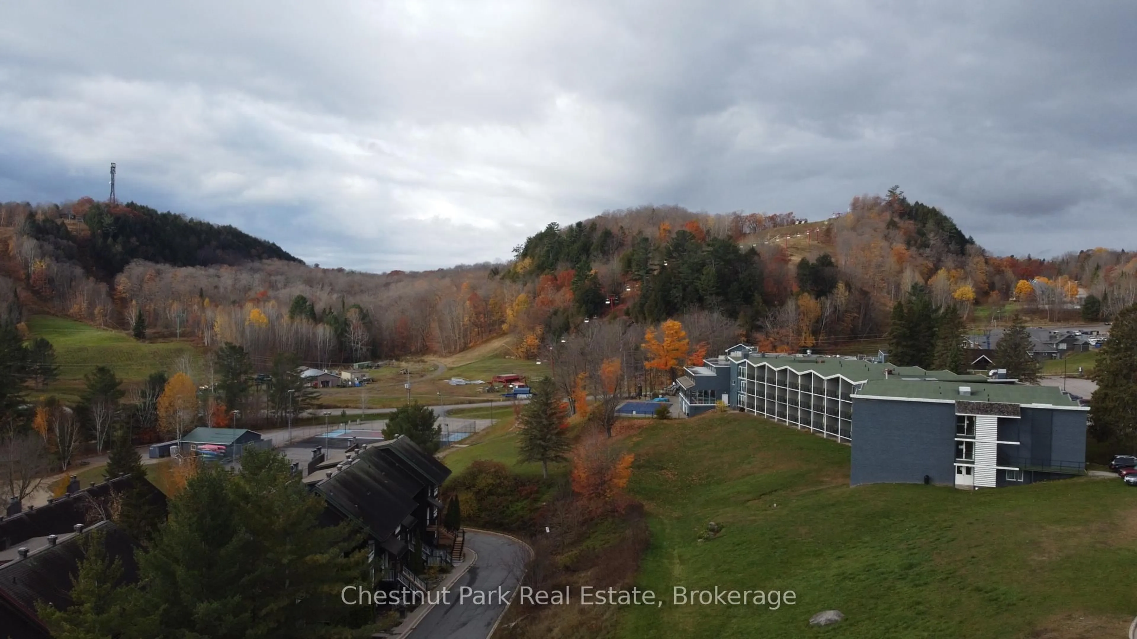 A pic from outside/outdoor area/front of a property/back of a property/a pic from drone, mountain view for 4 TURNER Dr, Huntsville Ontario P1H 1A8