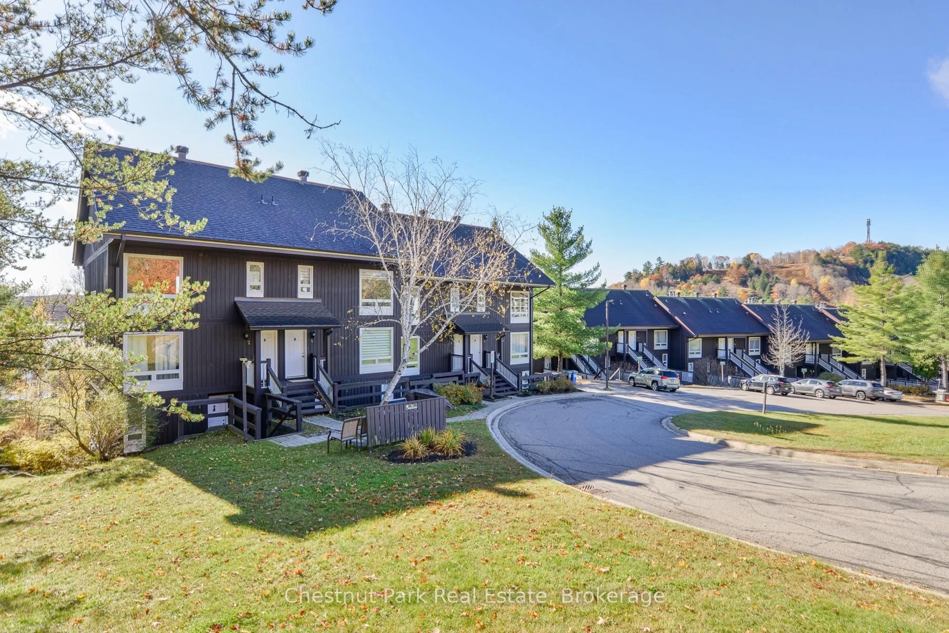 A pic from outside/outdoor area/front of a property/back of a property/a pic from drone, mountain view for 4 TURNER Dr, Huntsville Ontario P1H 1A8