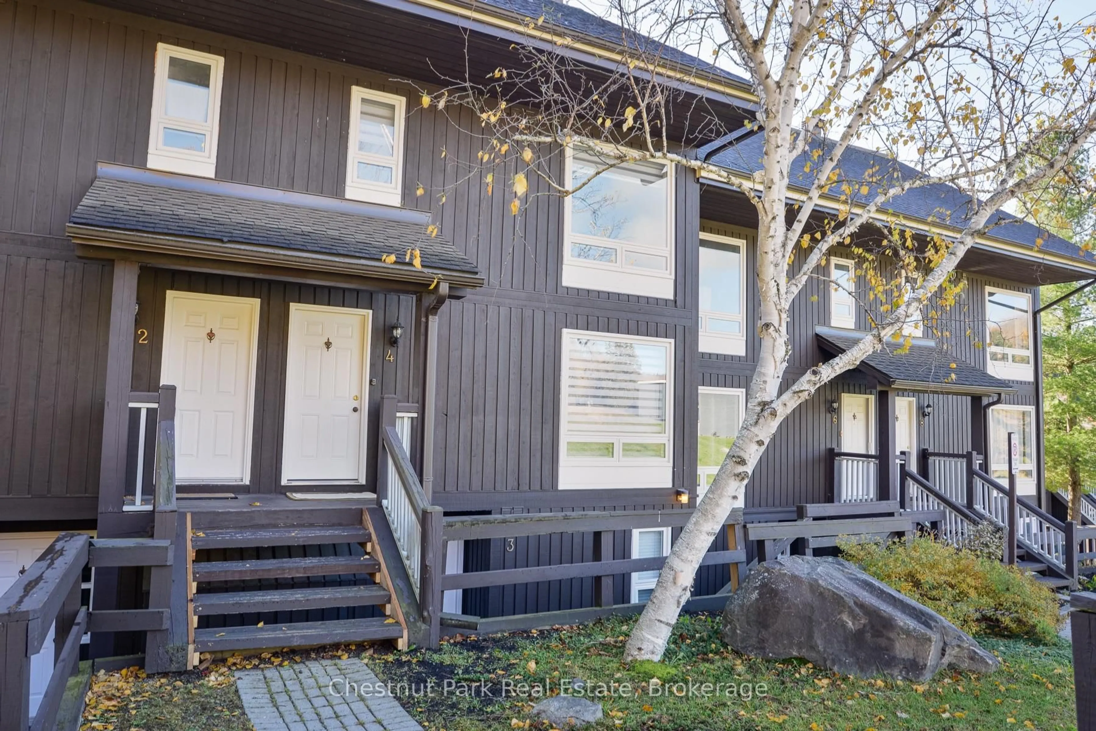 Home with vinyl exterior material, street for 4 TURNER Dr, Huntsville Ontario P1H 1A8