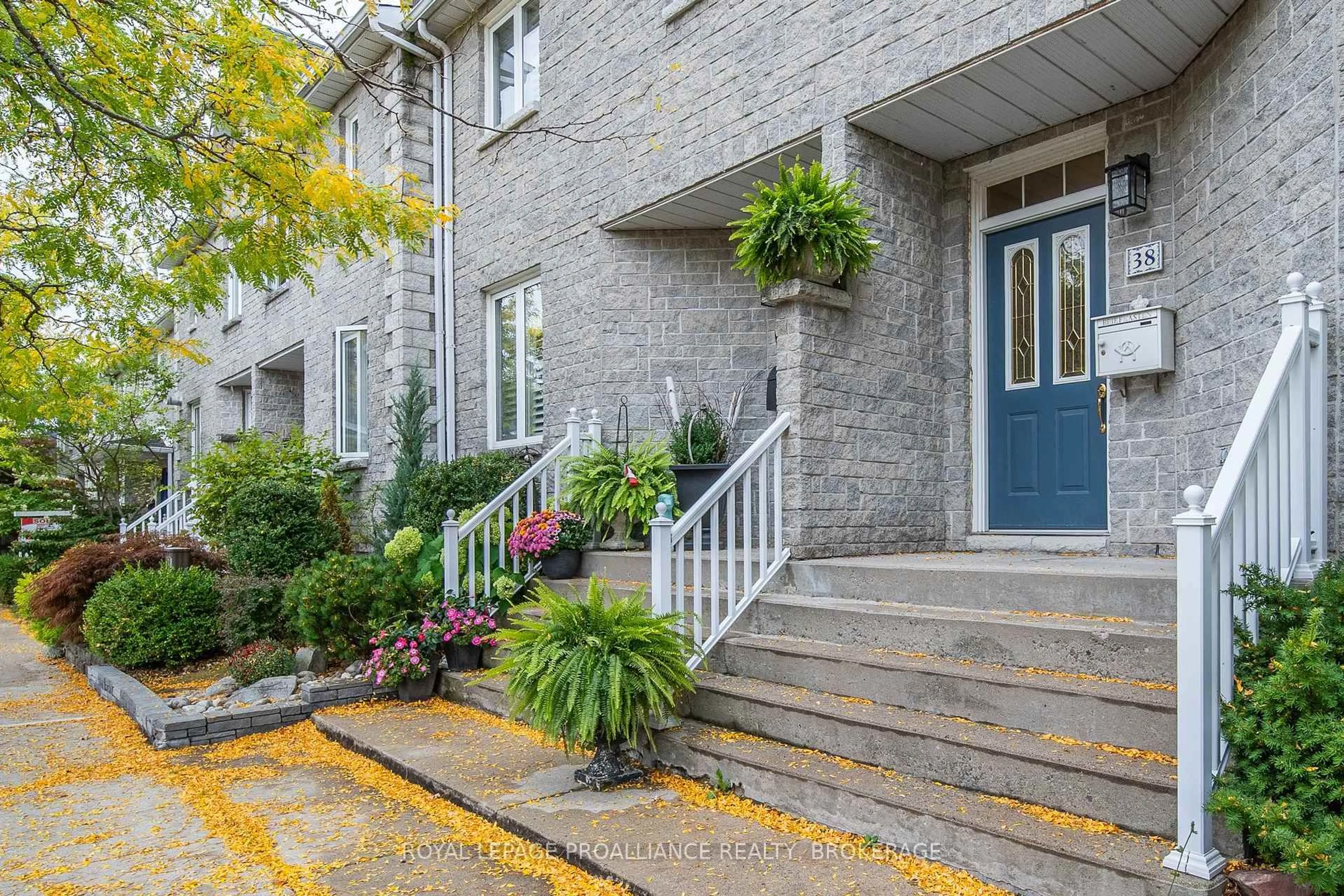 Unknown for 38 Yonge St, Kingston Ontario K7M 1E3