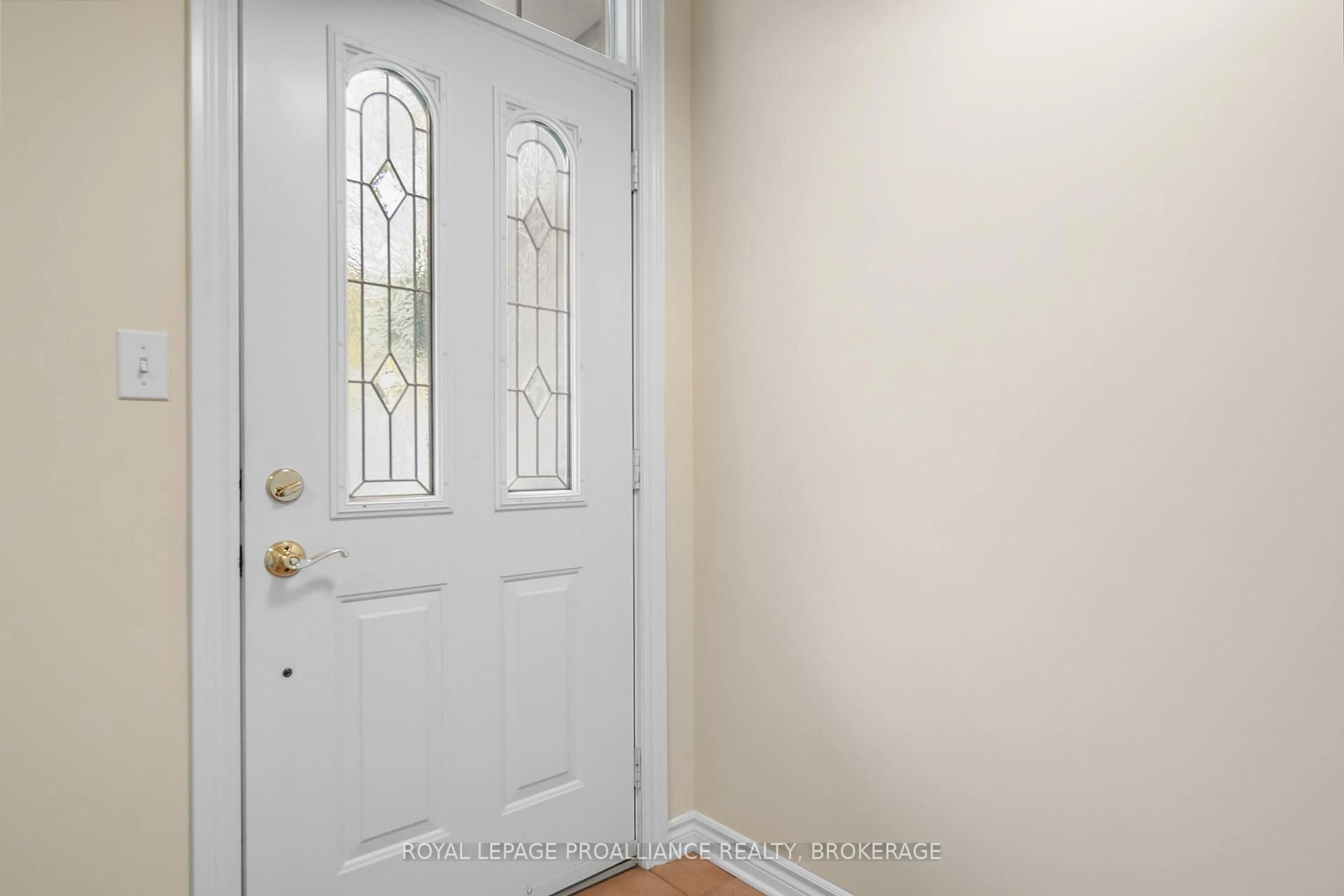 Indoor entryway for 38 Yonge St, Kingston Ontario K7M 1E3