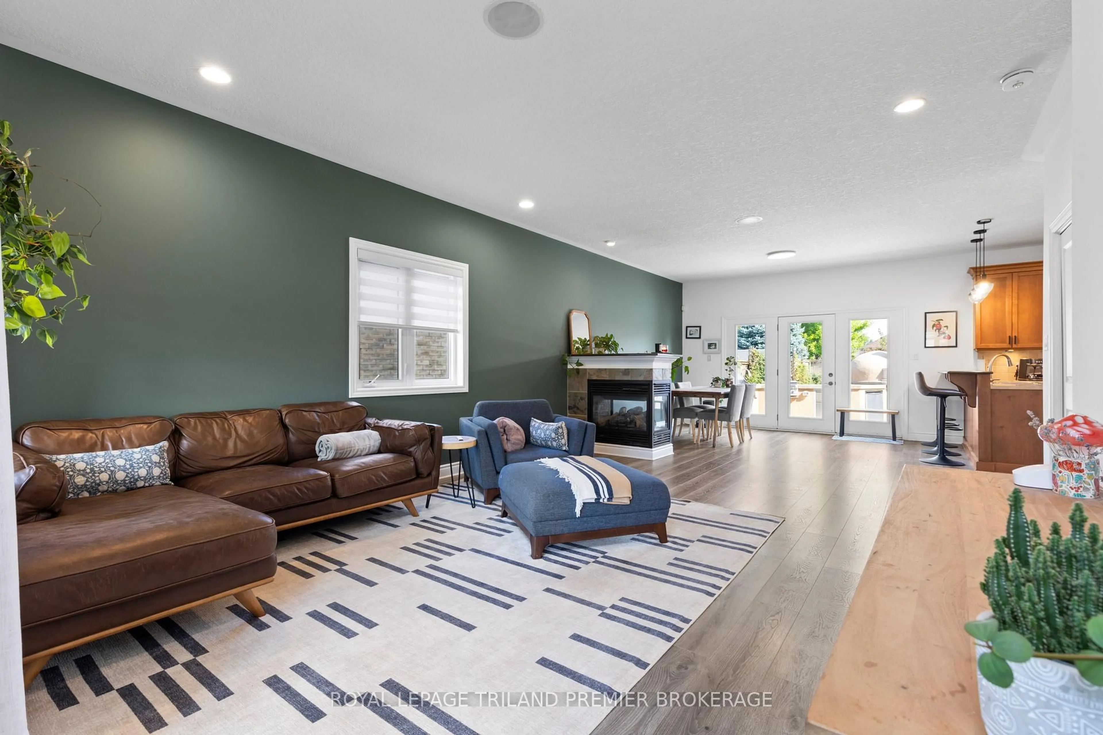 Living room with furniture, unknown for 13 Kantor Crt, St. Thomas Ontario N5R 0A1