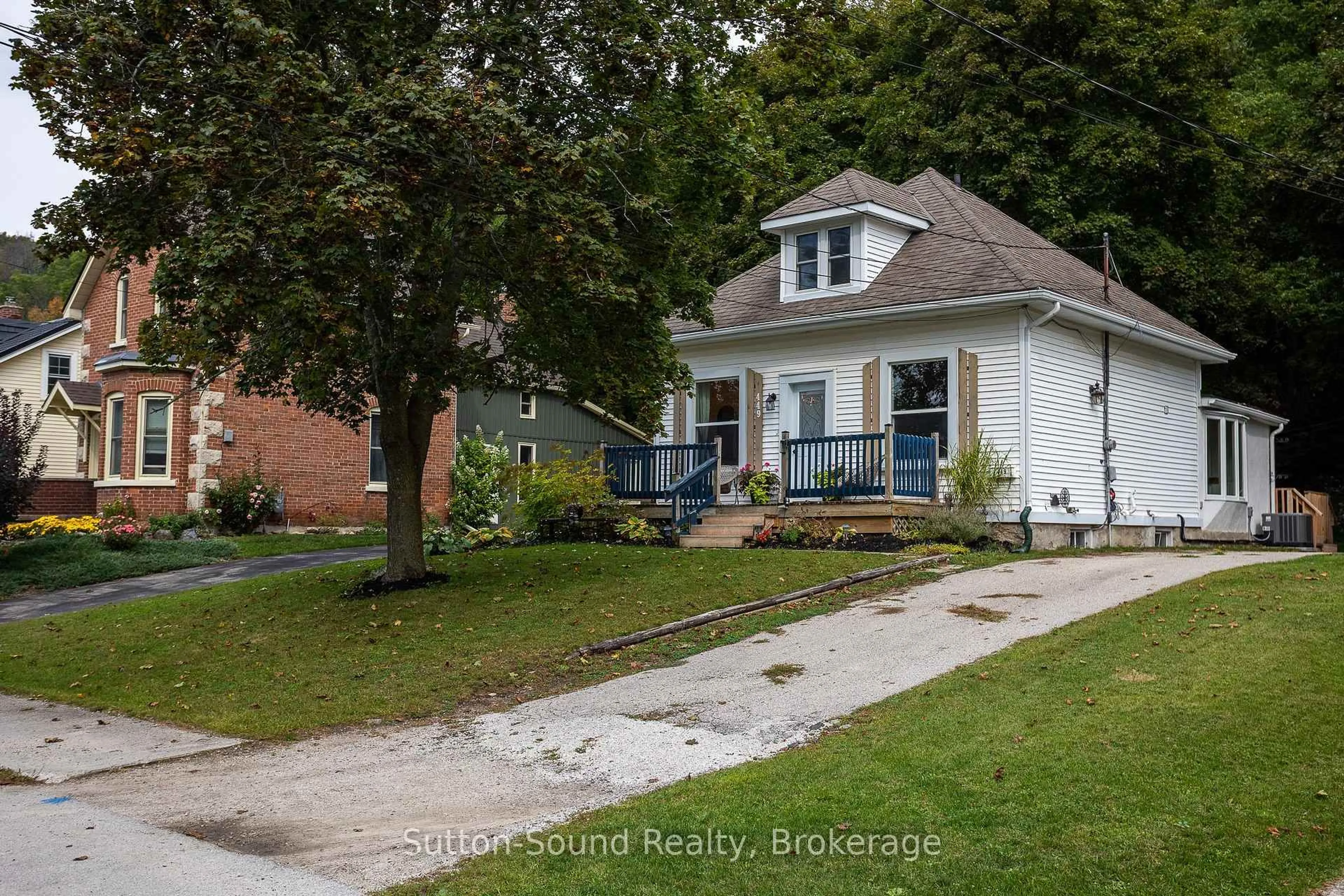 A pic from outside/outdoor area/front of a property/back of a property/a pic from drone, street for 449 5th Ave, Owen Sound Ontario N4K 2R4