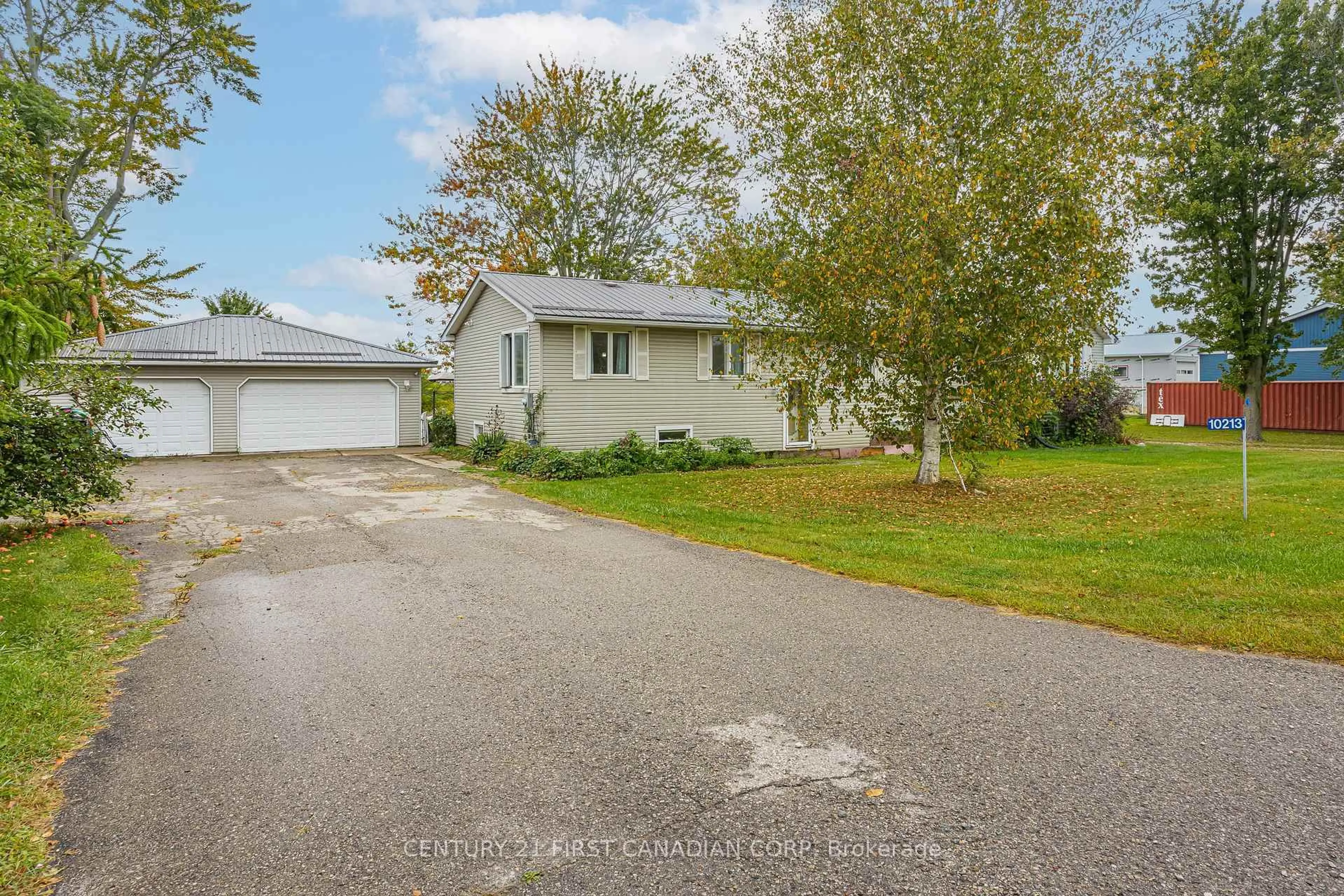 A pic from outside/outdoor area/front of a property/back of a property/a pic from drone, street for 10213 Iona Rd, Dutton/Dunwich Ontario N0L 1P0