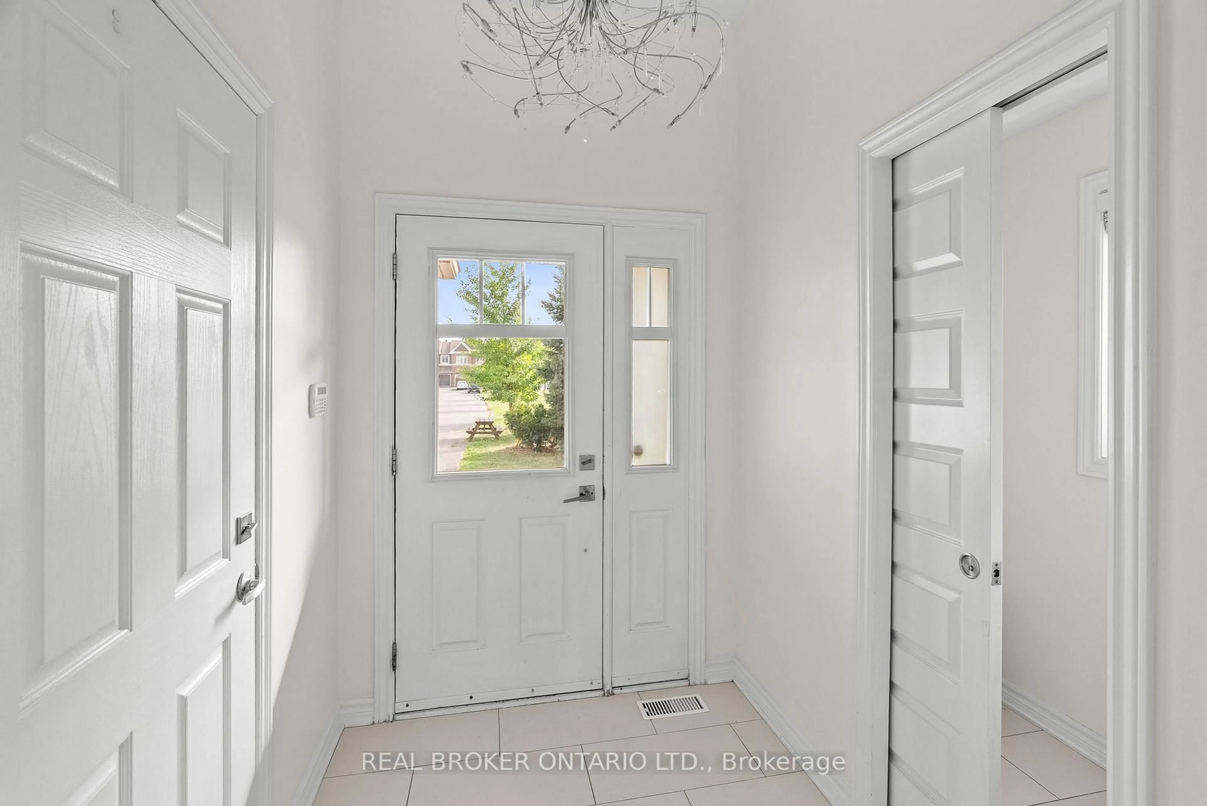 Indoor entryway for 200 Garrity Cres, Ottawa Ontario K2J 3T7