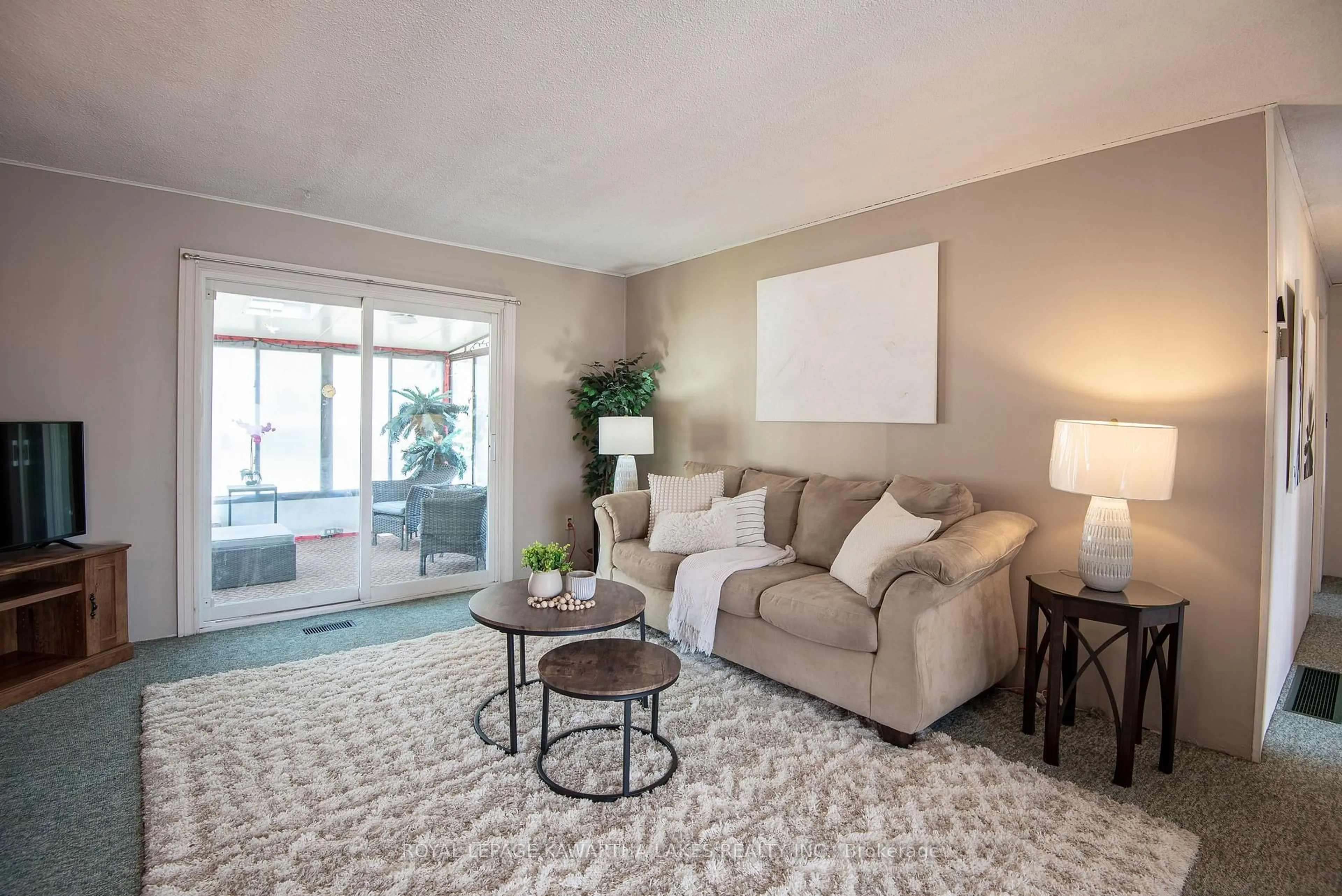 Living room with furniture, carpet floor for 85 Thomas Dr, Kawartha Lakes Ontario K0M 1N0