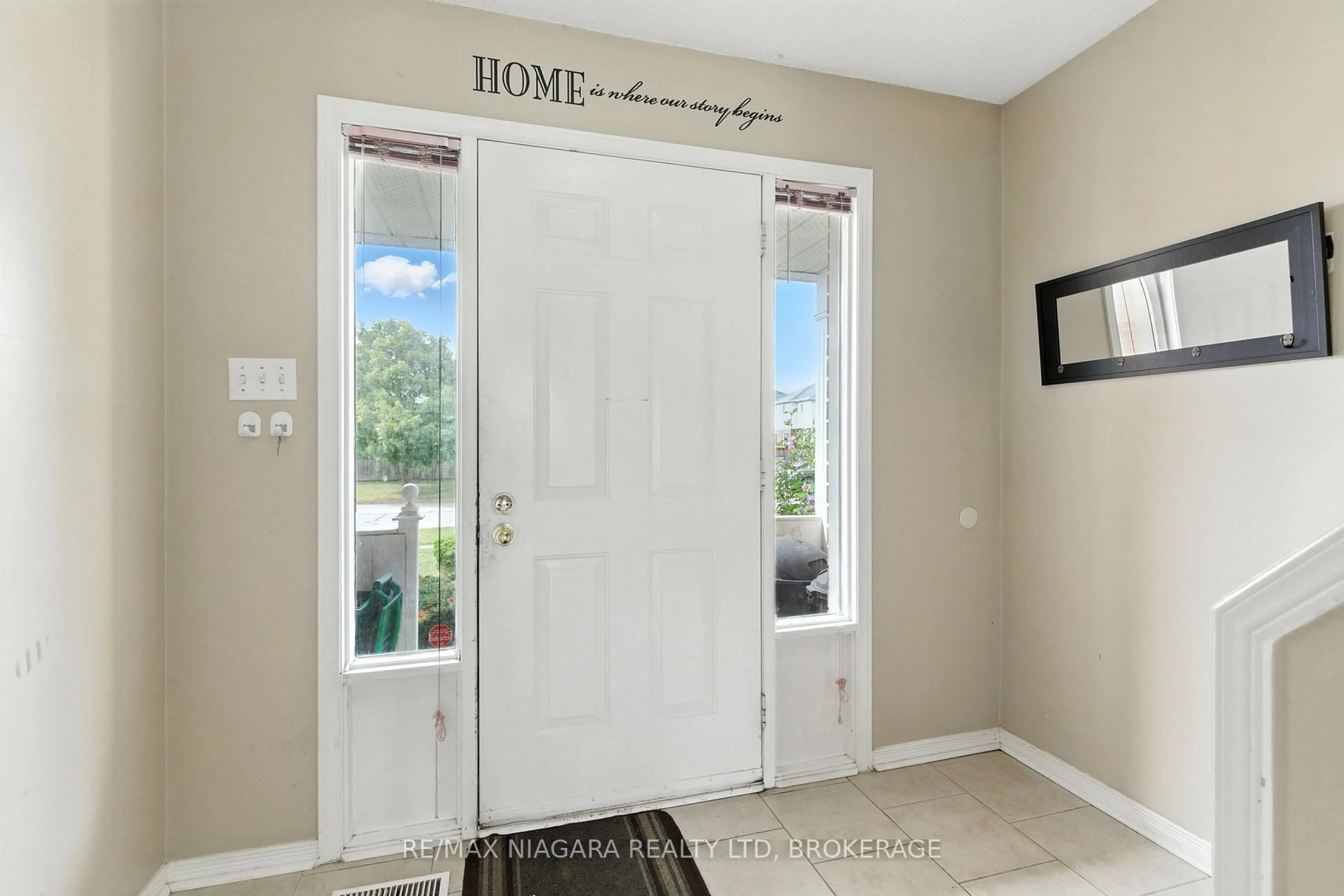 Indoor entryway for 127 DEVINE Cres, Thorold Ontario L2V 5A5