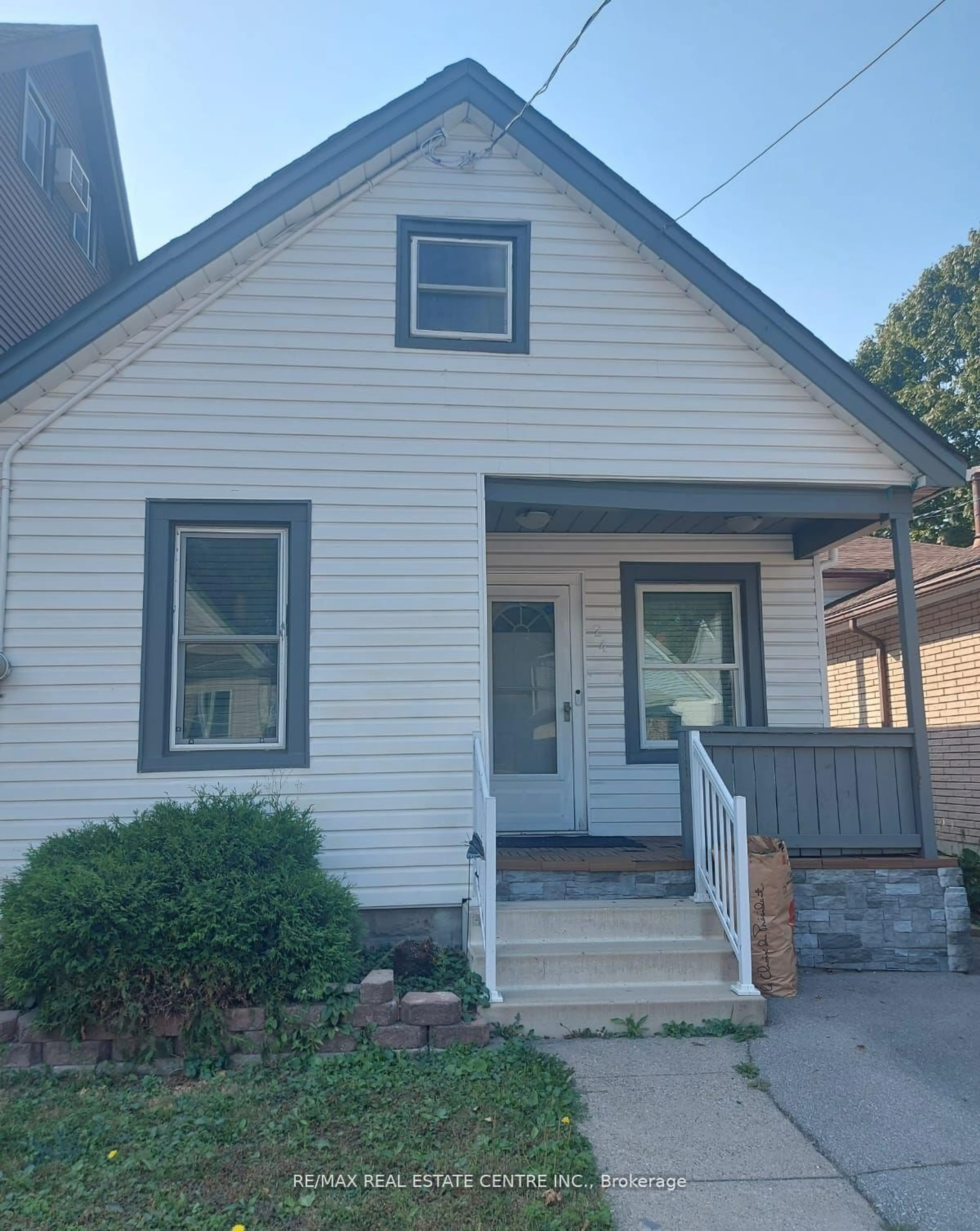 Home with vinyl exterior material, street for 24 East 22nd St, Hamilton Ontario L8V 2V3