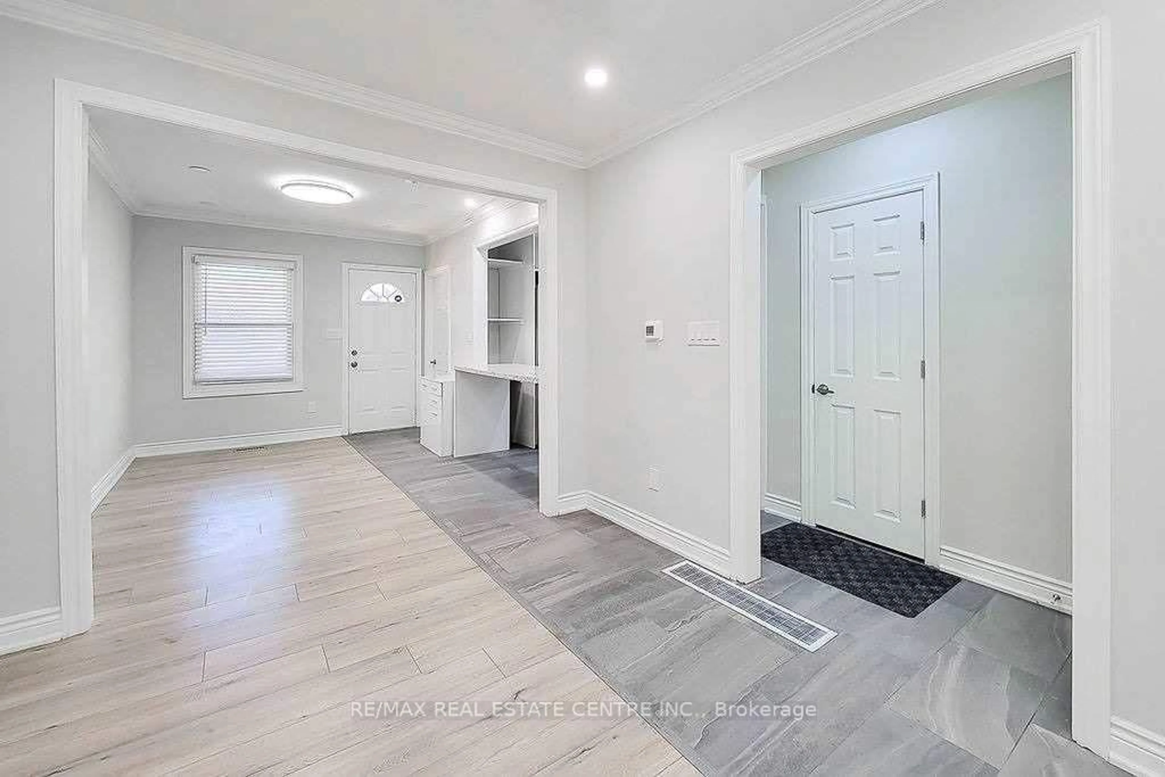Indoor entryway for 24 East 22nd St, Hamilton Ontario L8V 2V3