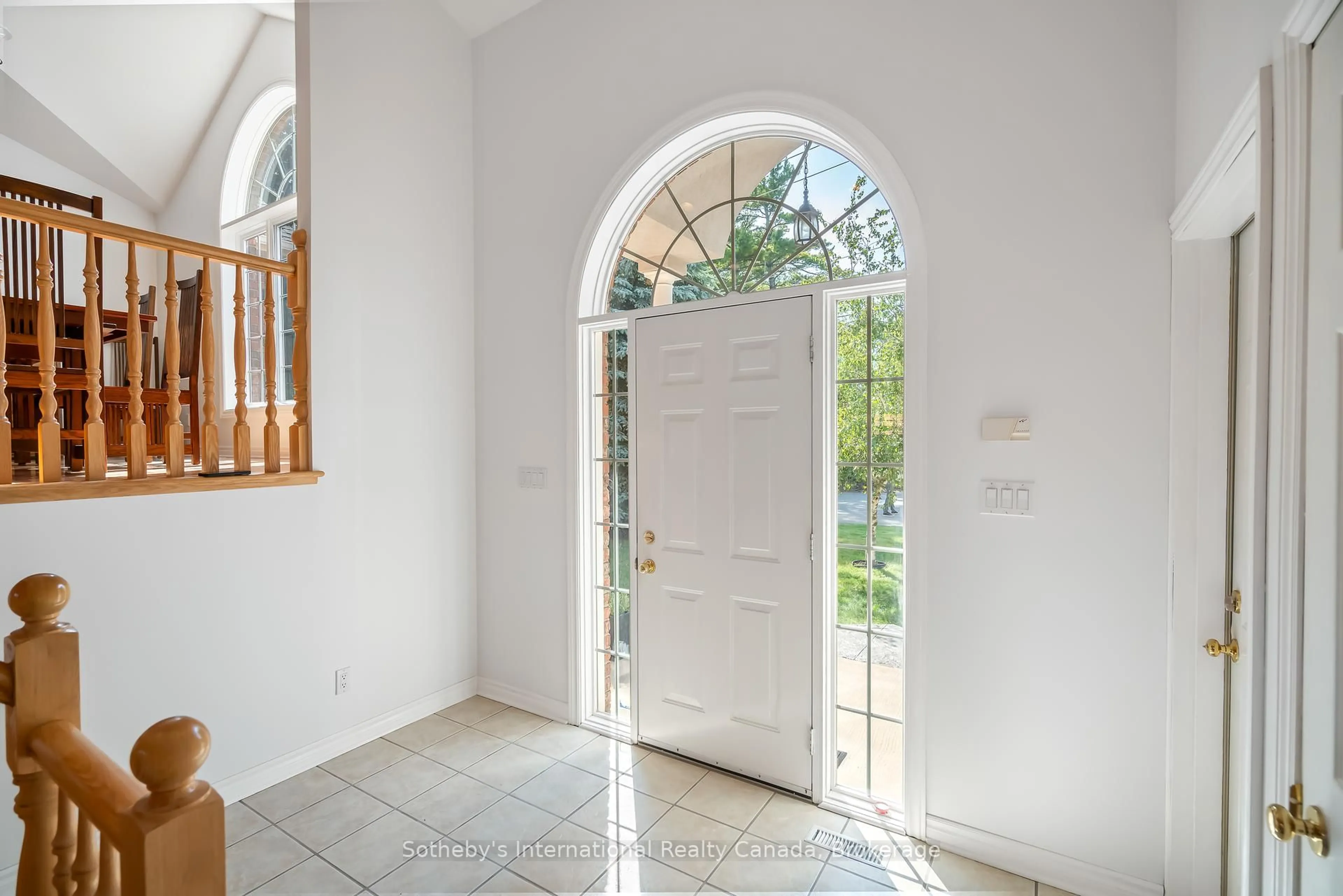 Indoor entryway for 3121 Glenbrook Dr, Lincoln Ontario L0R 2C0