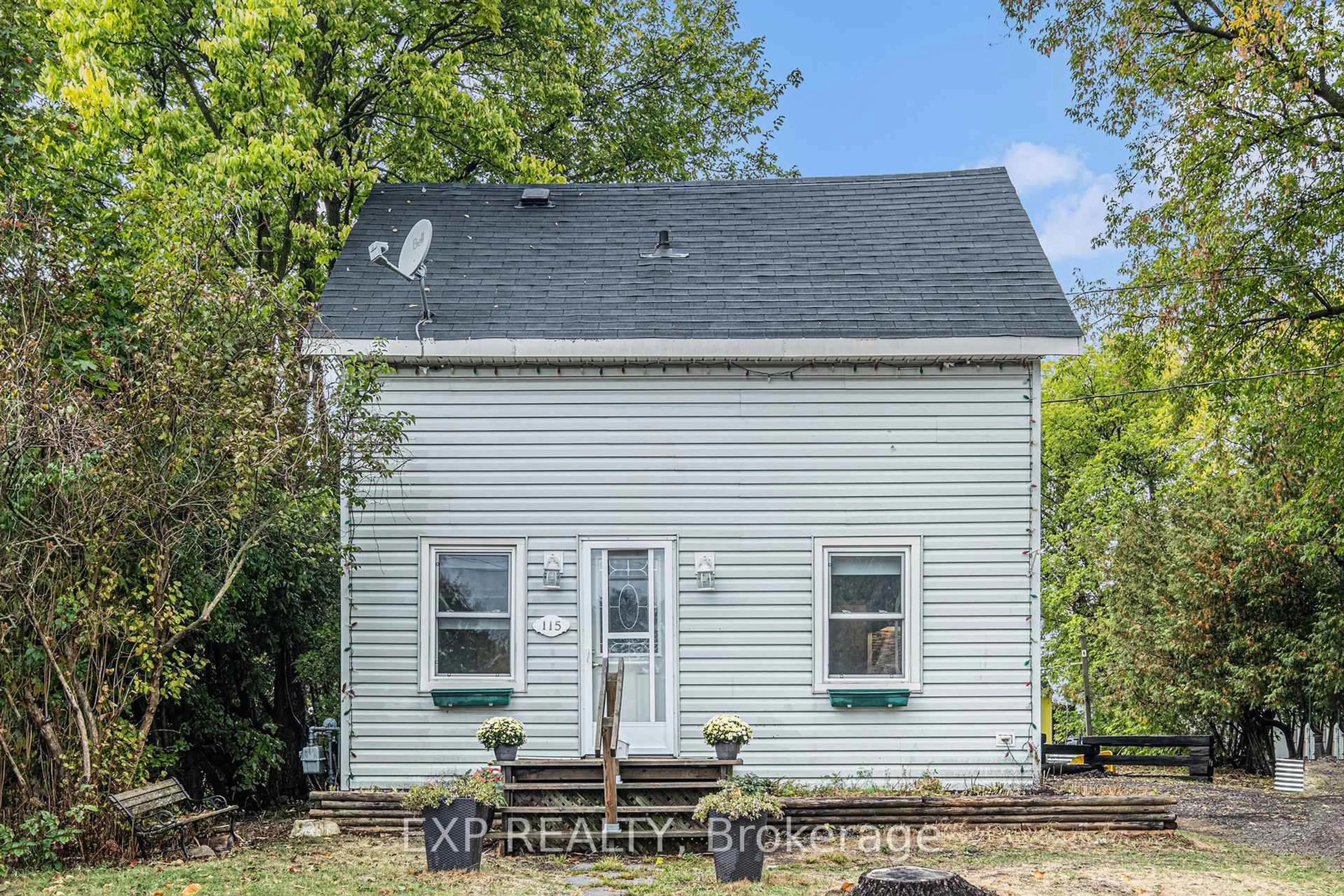 Home with vinyl exterior material, street for 115 Nelson St, Carleton Place Ontario K7C 1A3