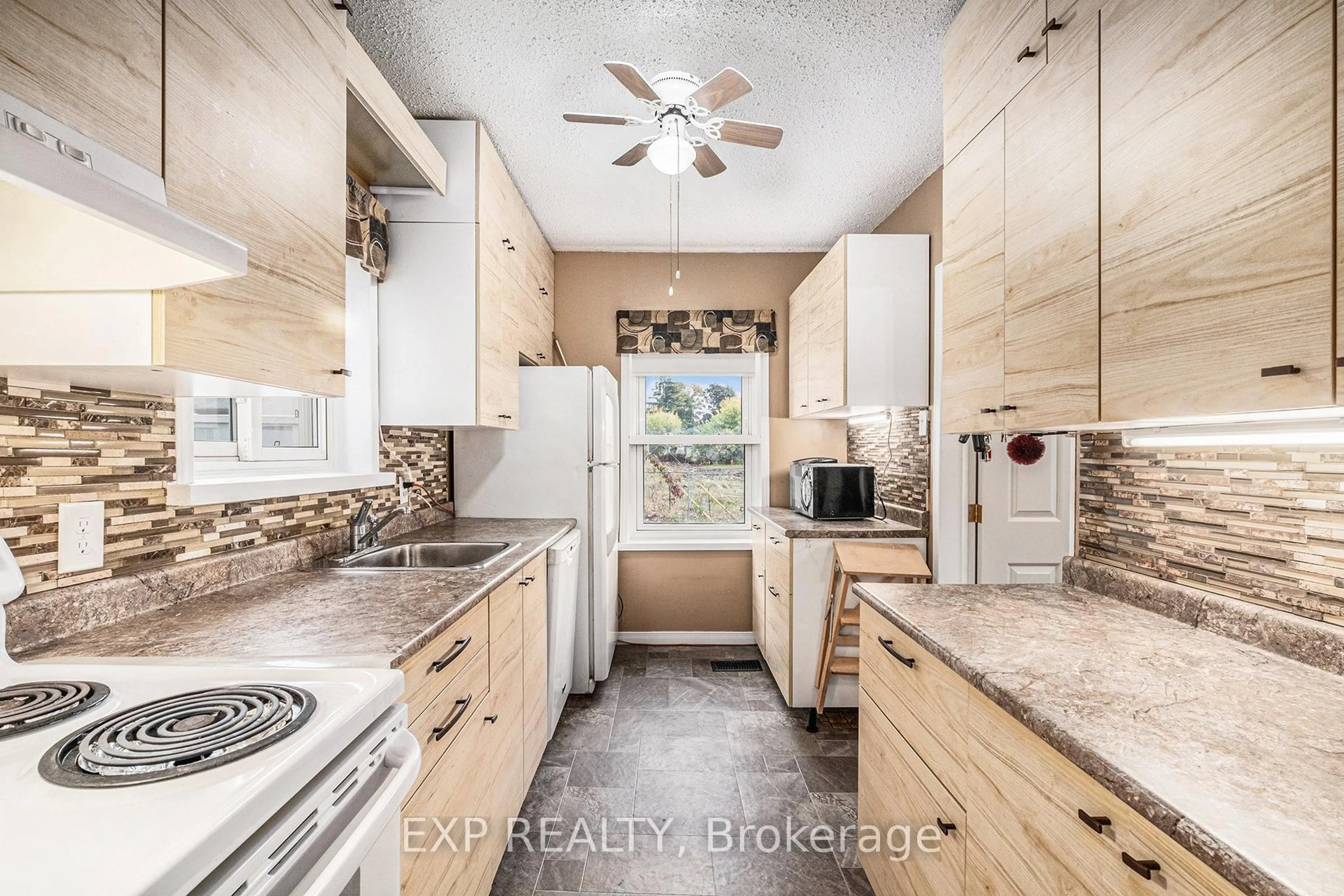 Standard kitchen, ceramic/tile floor for 115 Nelson St, Carleton Place Ontario K7C 1A3