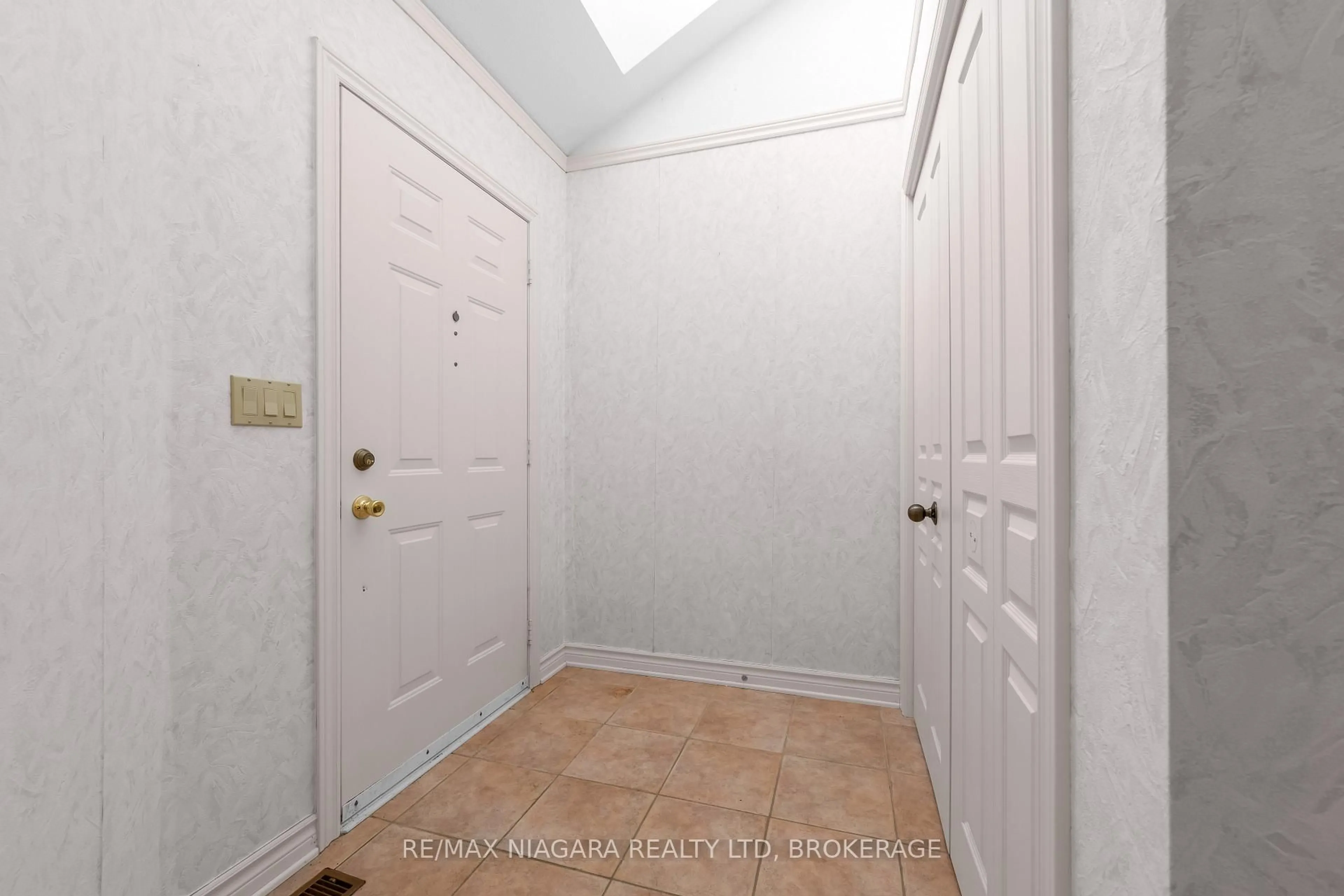 Indoor entryway for 40 Frontier Dr, Niagara-on-the-Lake Ontario L0S 1J0