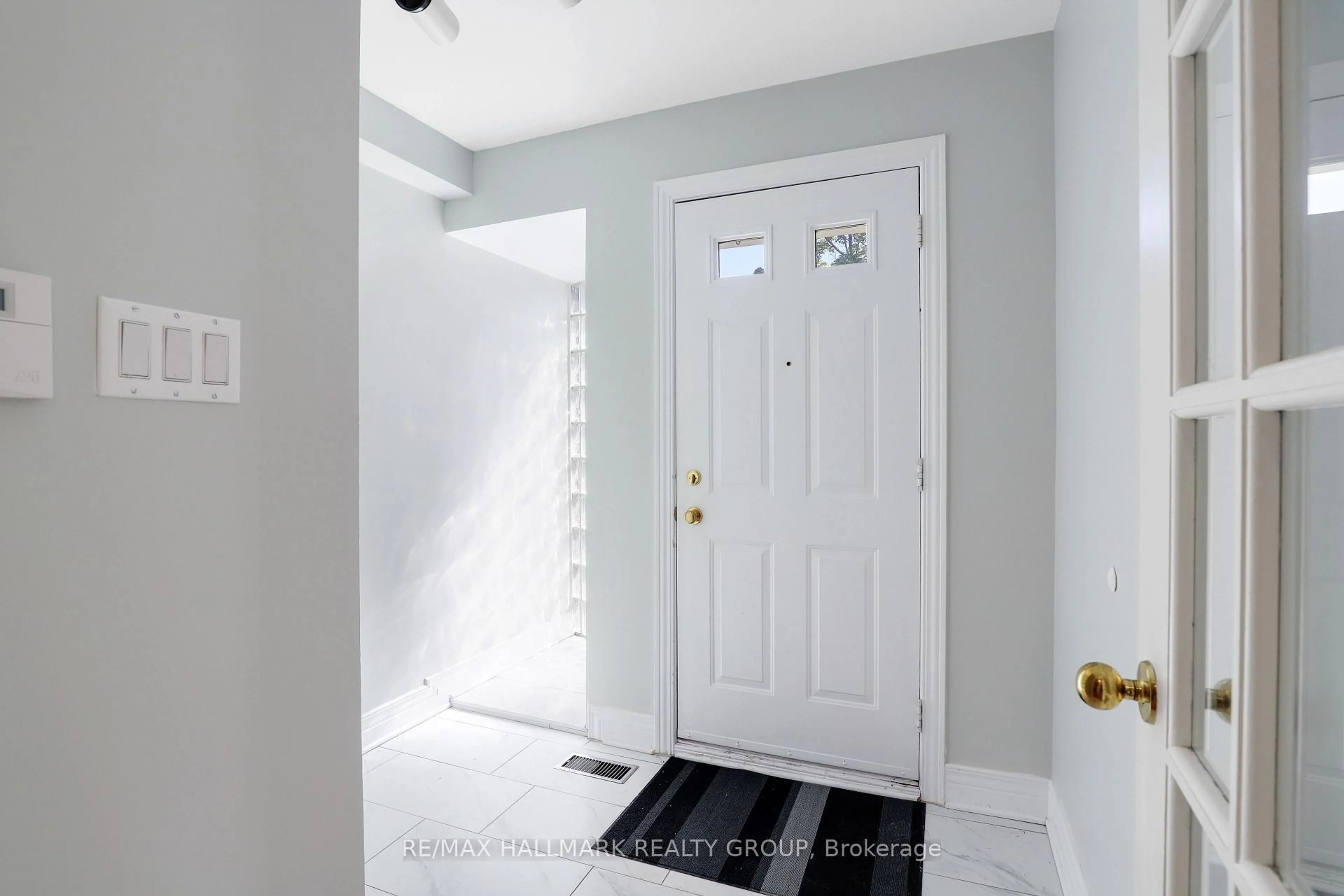 Indoor entryway for 303 Sherwood Dr, Ottawa Ontario K1Y 3W7