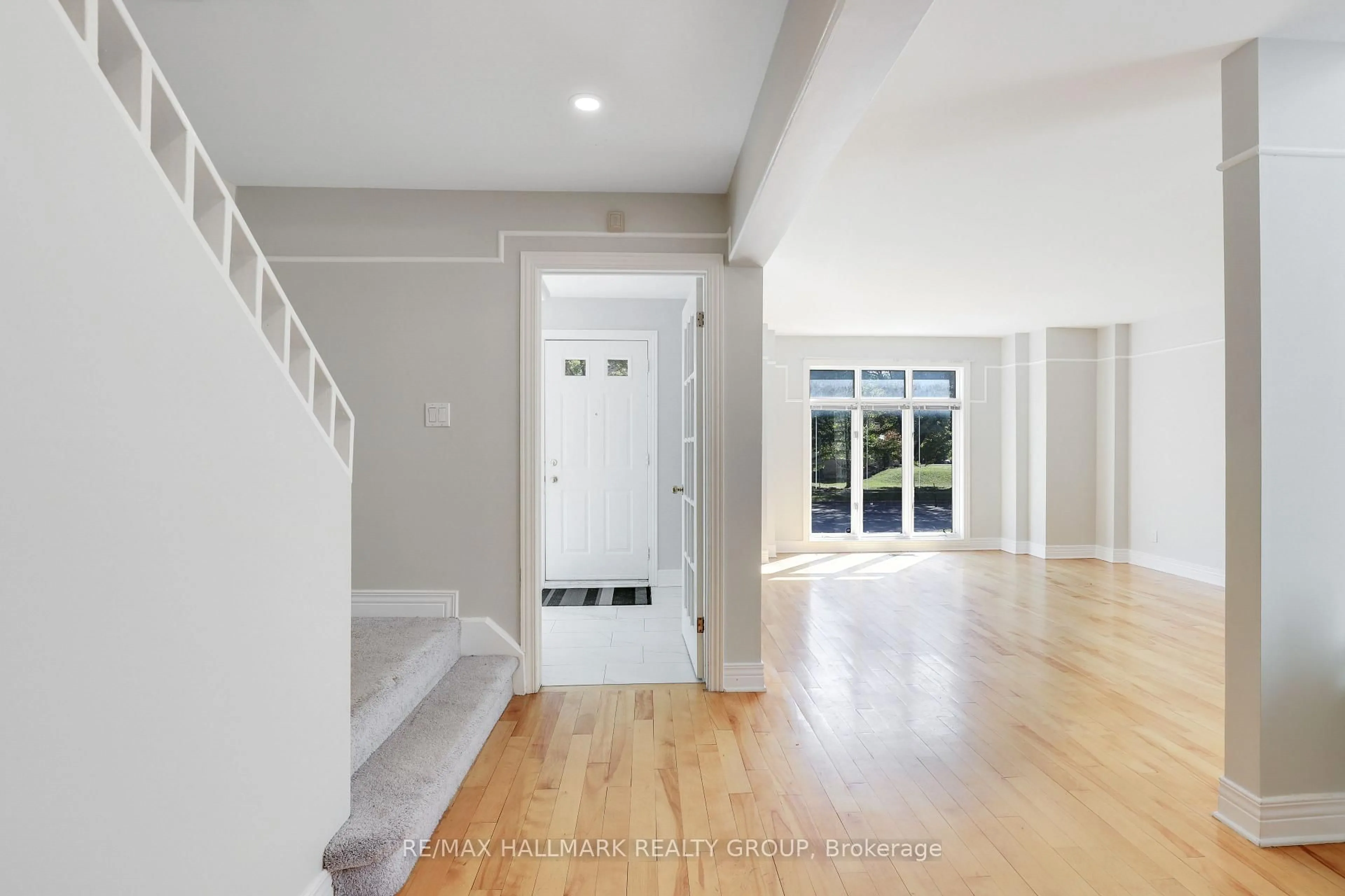 Indoor entryway for 303 Sherwood Dr, Ottawa Ontario K1Y 3W7
