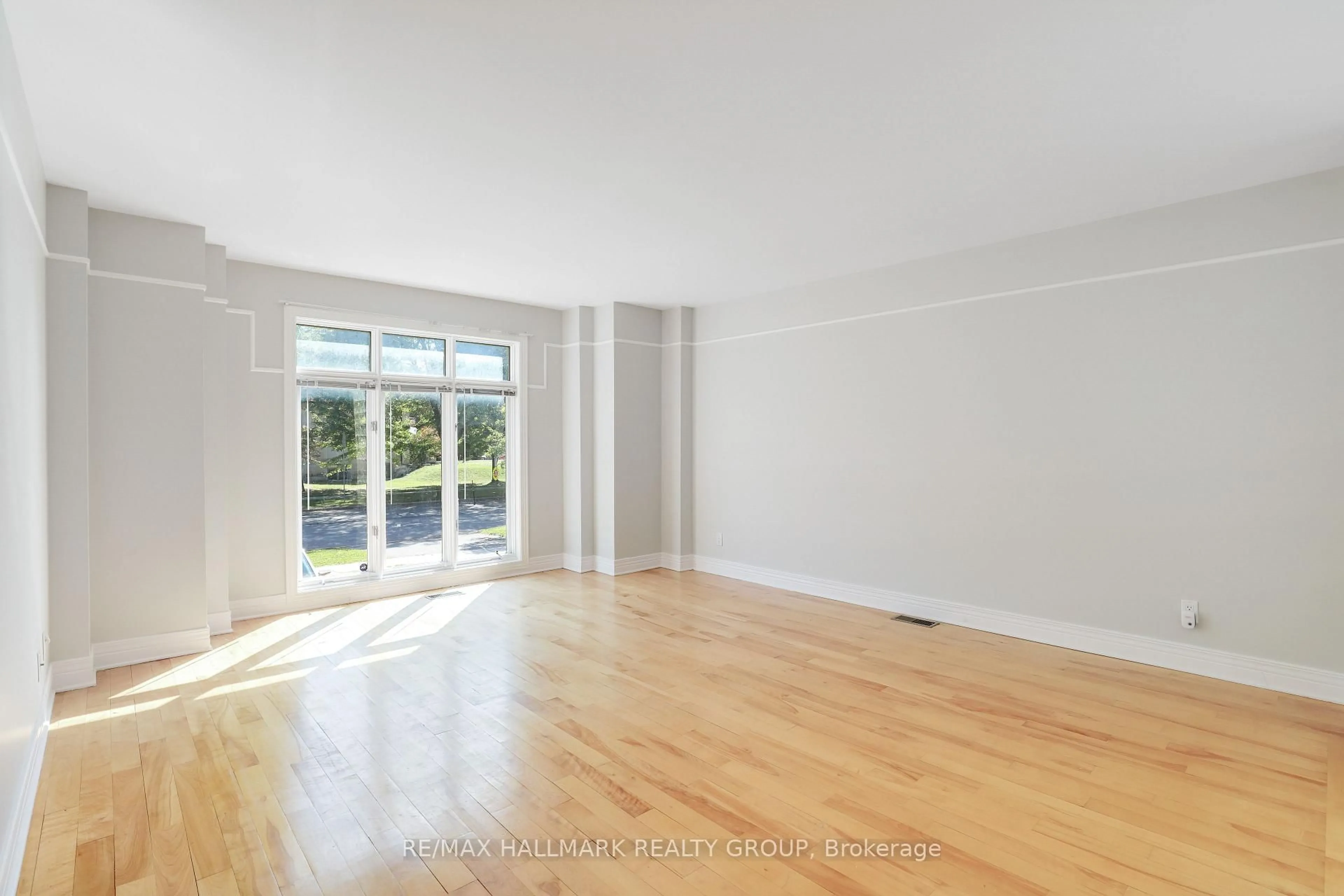 A pic of a room for 303 Sherwood Dr, Ottawa Ontario K1Y 3W7