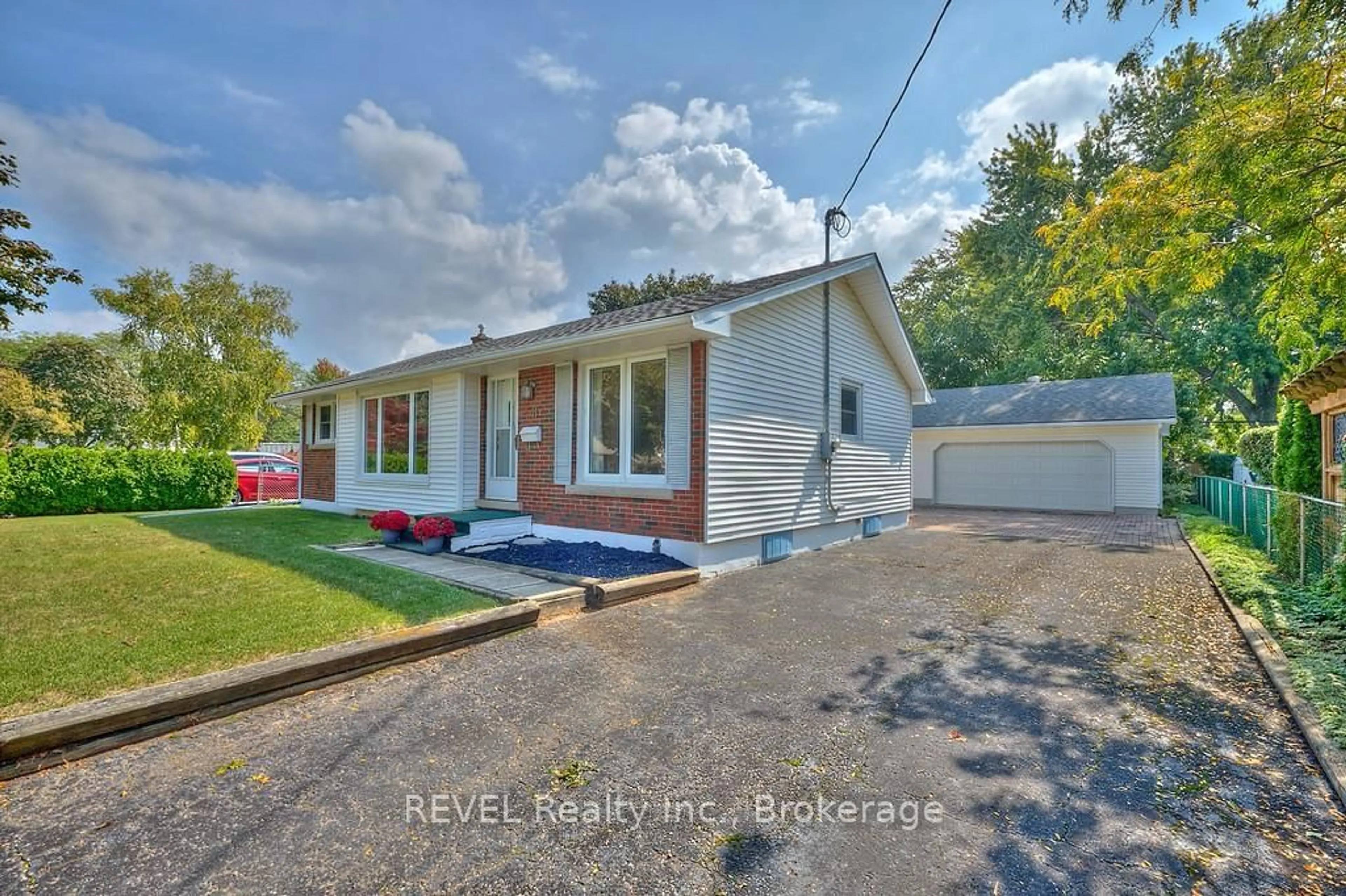 A pic from outside/outdoor area/front of a property/back of a property/a pic from drone, street for 8 Harbour Rd, St. Catharines Ontario L2N 2R7