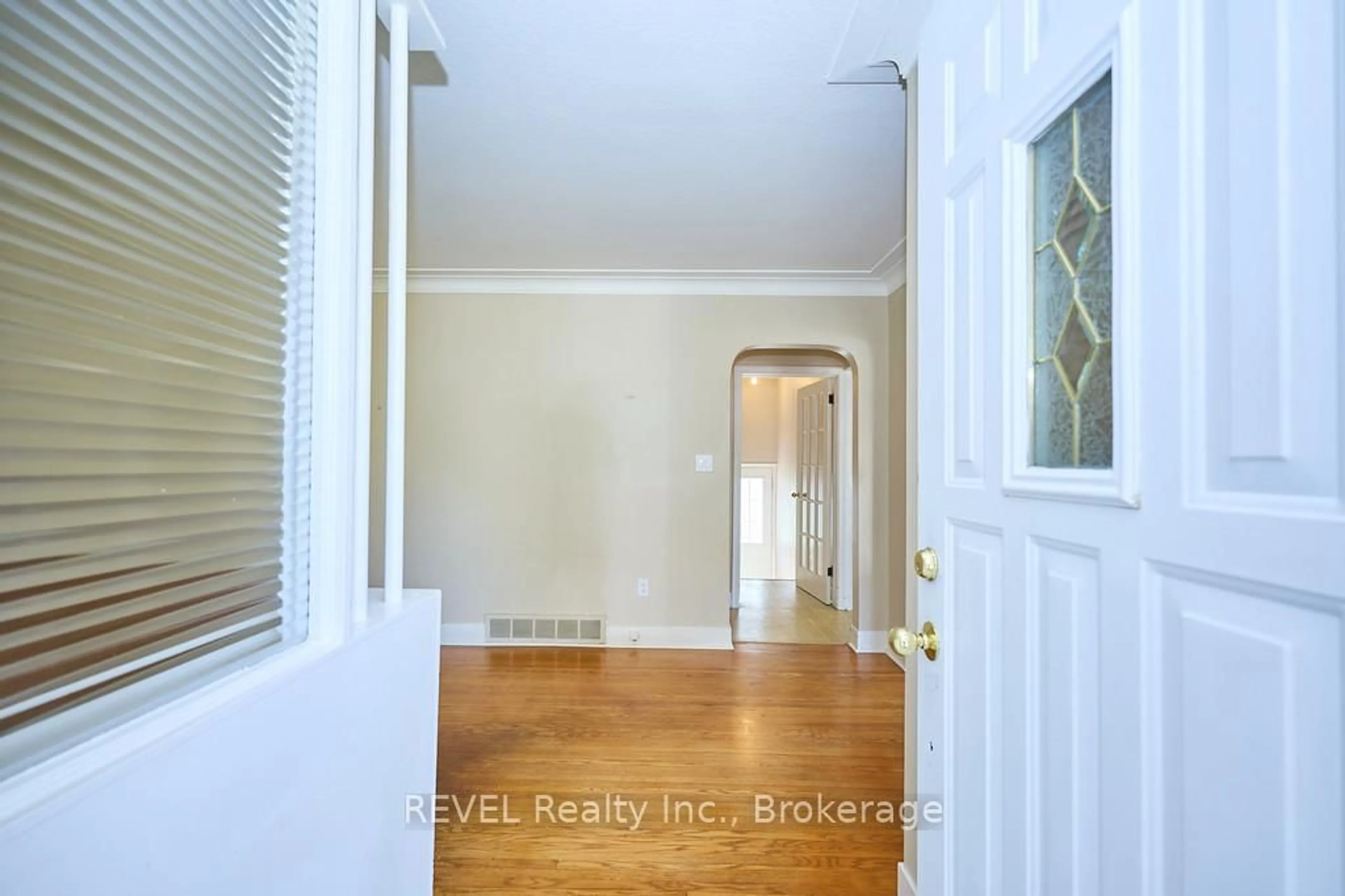 Indoor entryway for 8 Harbour Rd, St. Catharines Ontario L2N 2R7