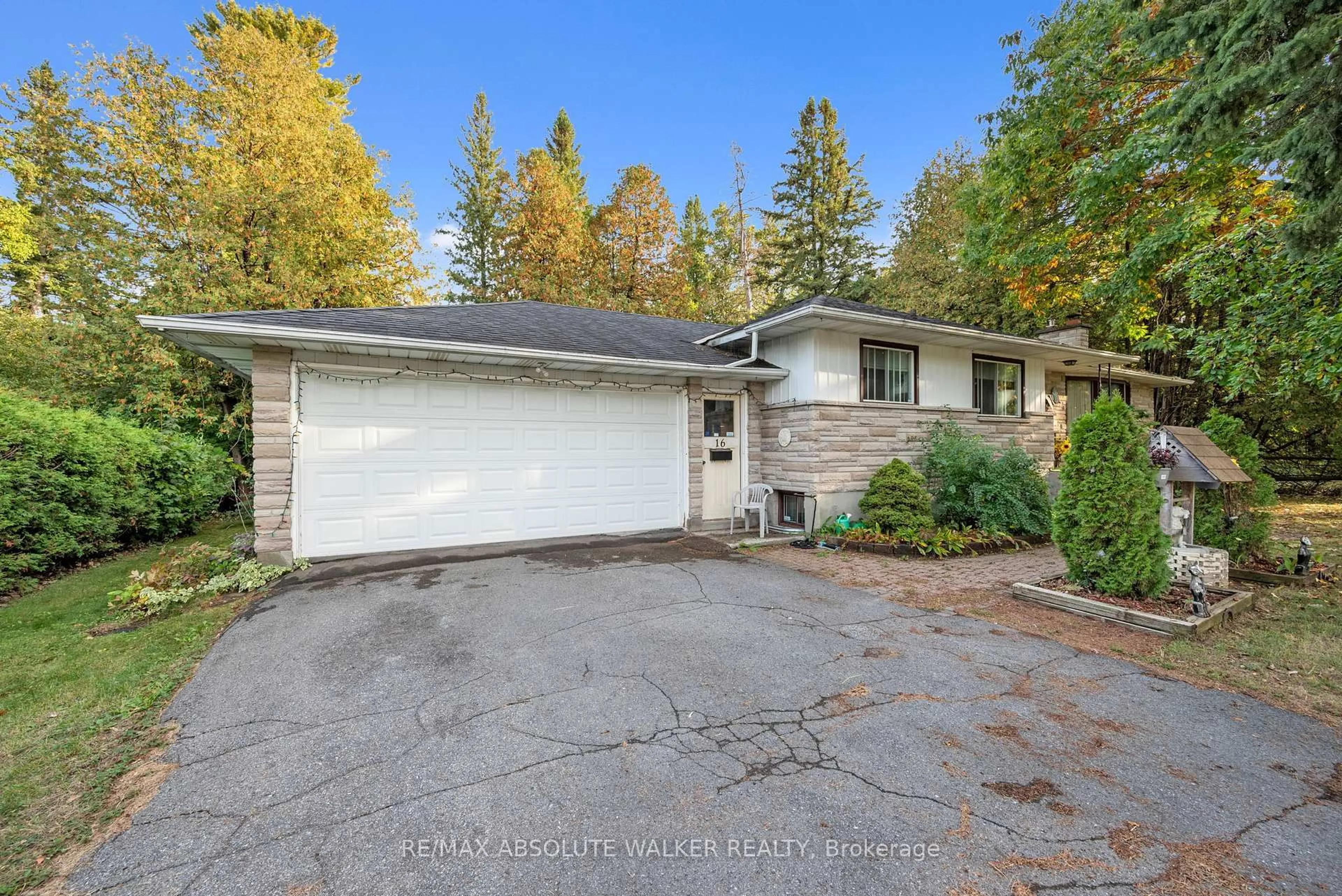 A pic from outside/outdoor area/front of a property/back of a property/a pic from drone, street for 16 Beverly St, Stittsville Ontario K2S 0S4