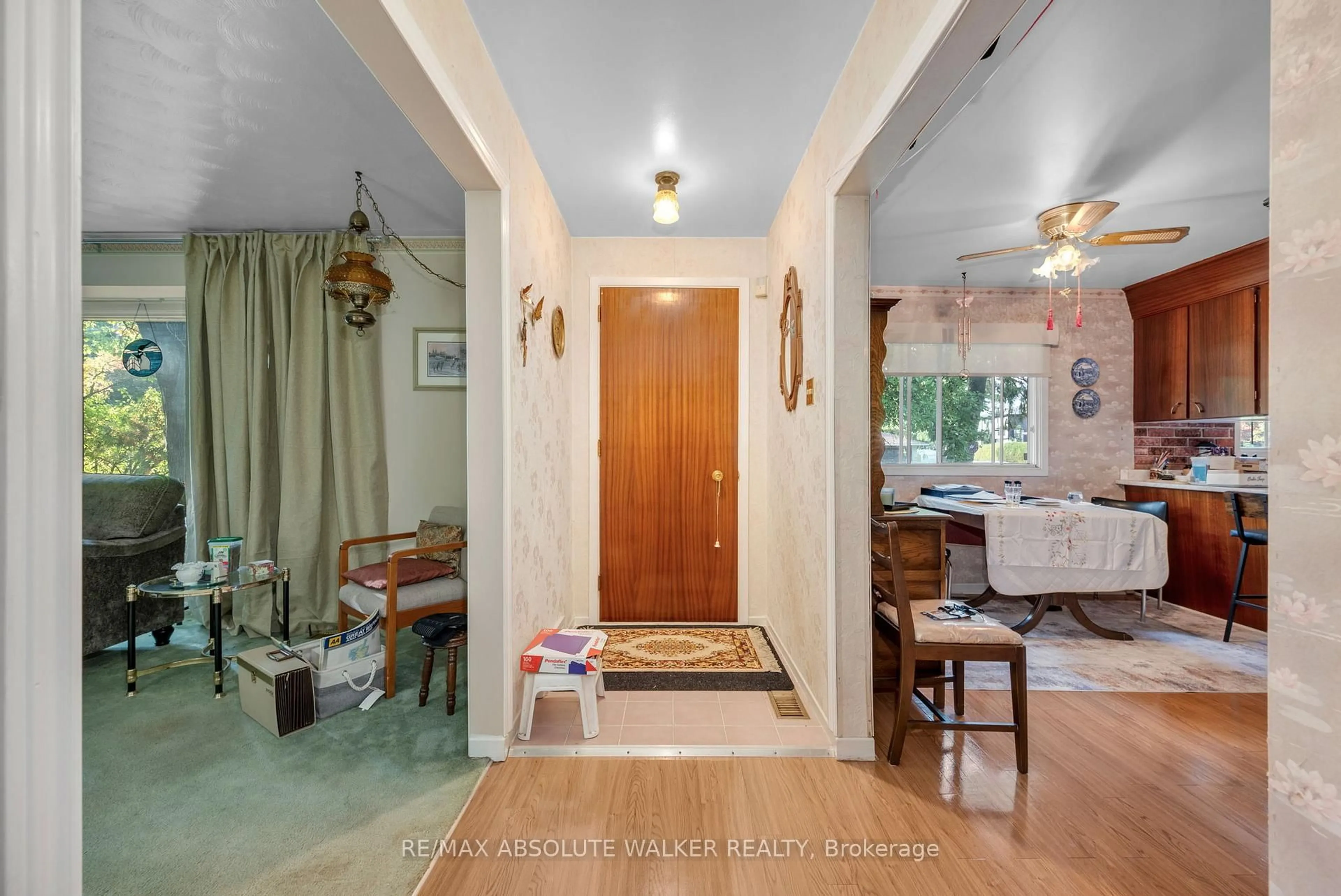 Indoor foyer for 16 Beverly St, Stittsville Ontario K2S 0S4