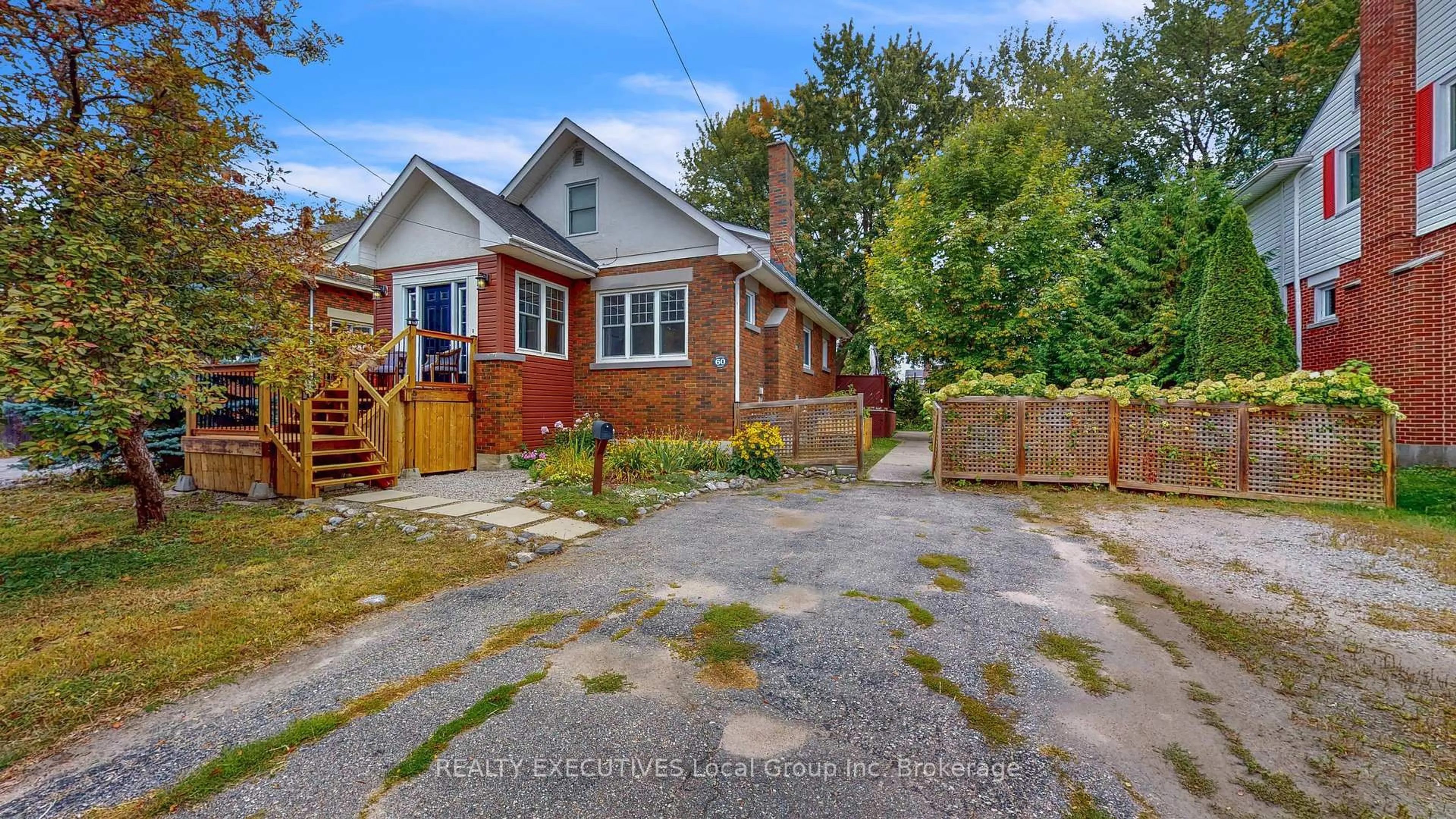 A pic from outside/outdoor area/front of a property/back of a property/a pic from drone, street for 60 WHITNEY Ave, North Bay Ontario P1A 1Y3