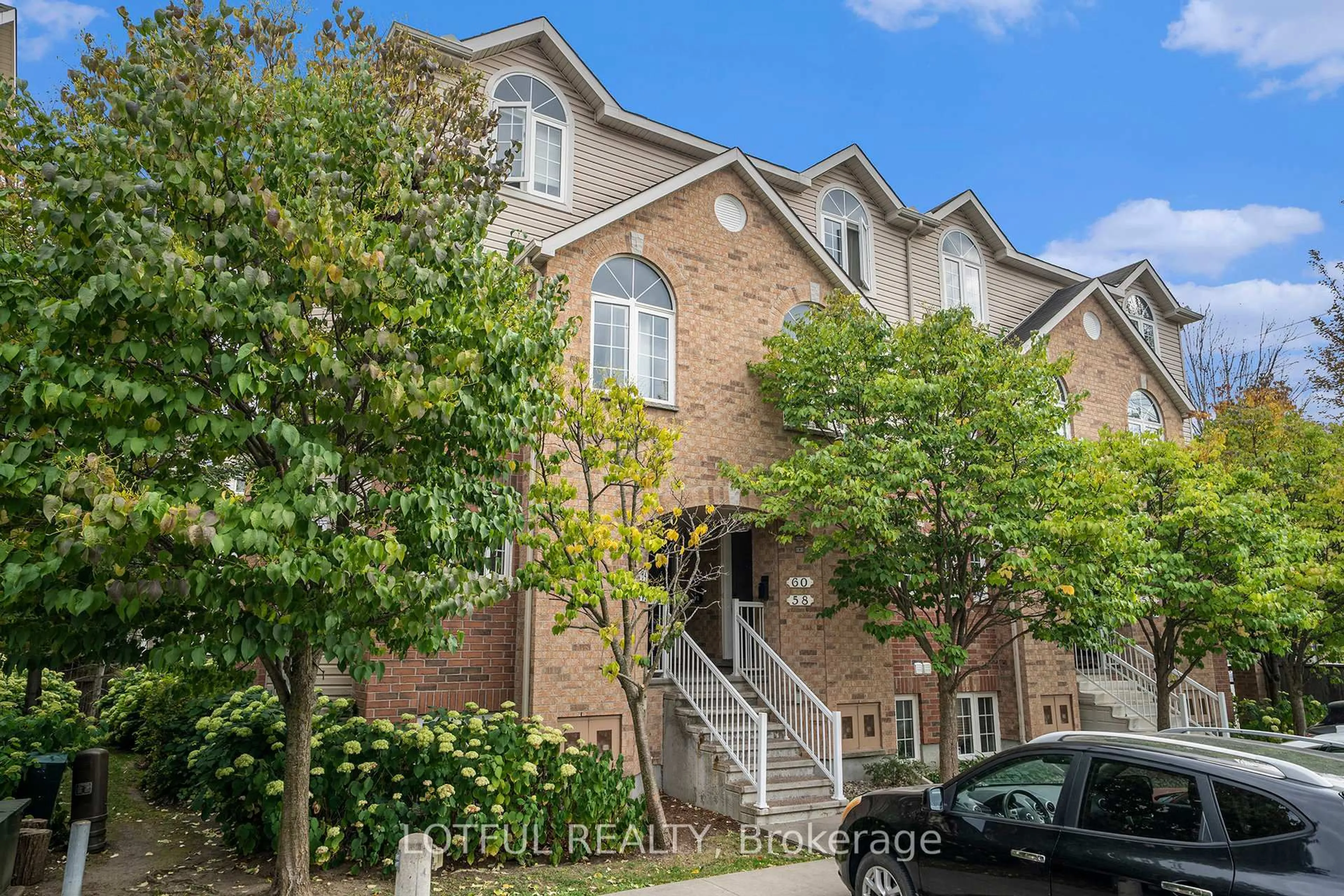 A pic from outside/outdoor area/front of a property/back of a property/a pic from drone, street for 58 Steele Park Private, Ottawa Ontario K1J 0J2