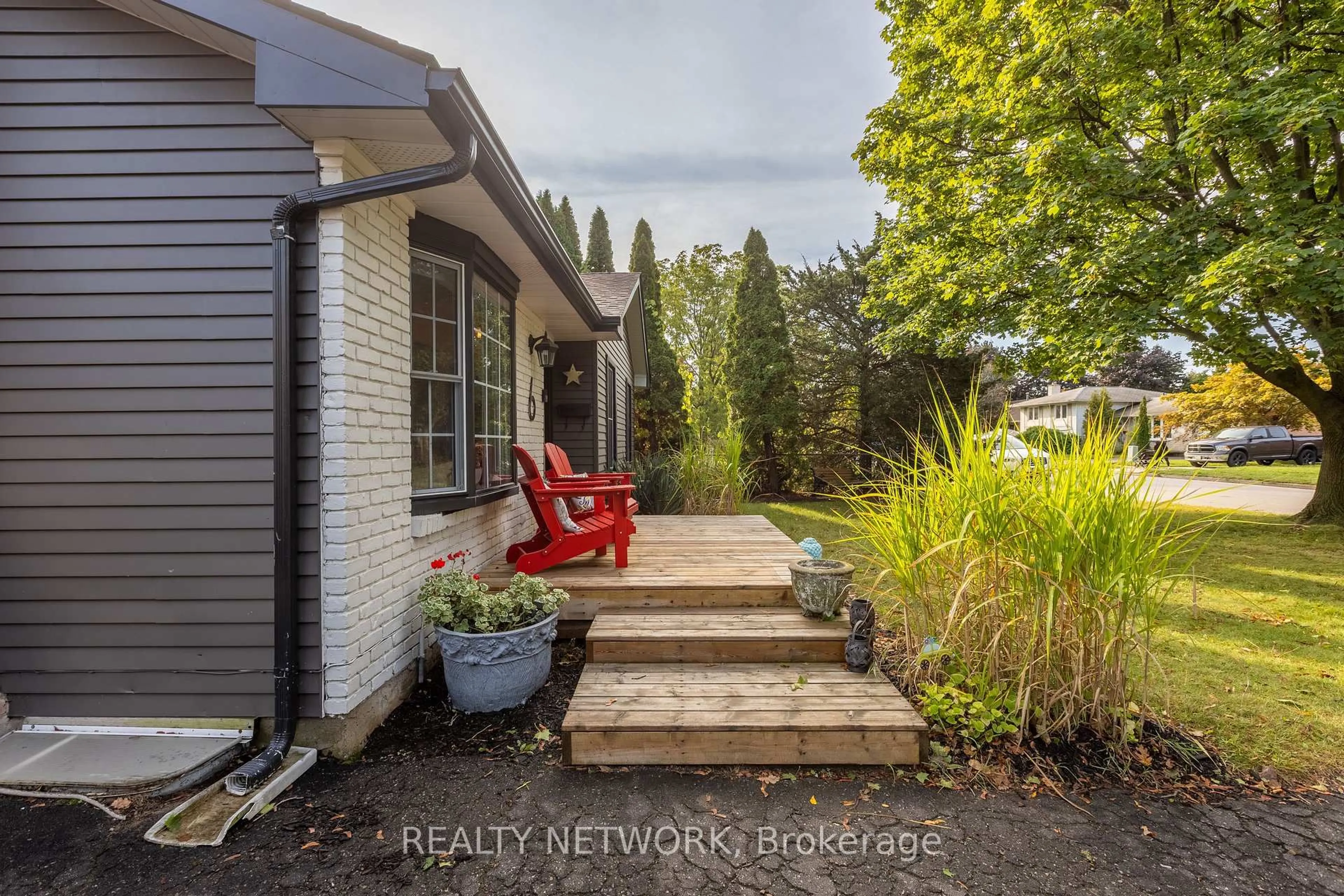 Patio, water/lake/river/ocean view for 6 Cole Farm Blvd, St. Catharines Ontario L2N 6W2