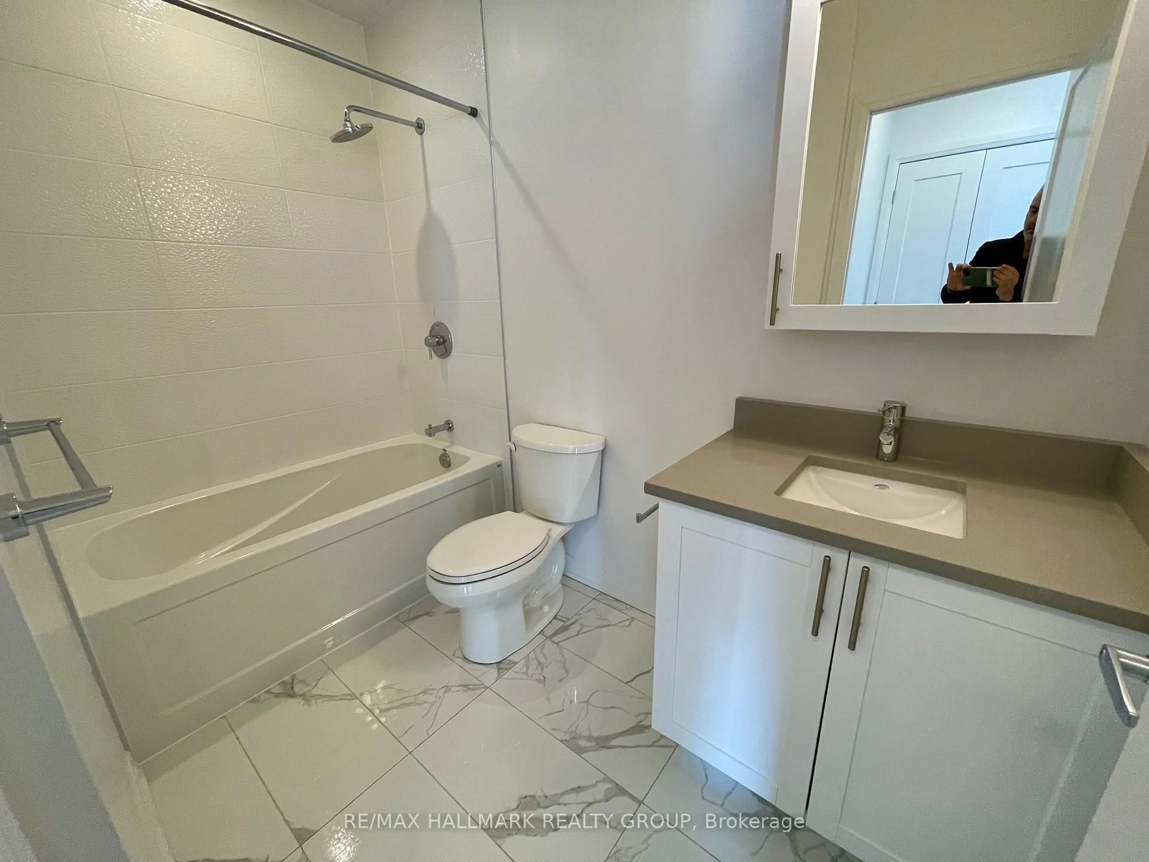 Standard bathroom, ceramic/tile floor for 805 CARLING Ave #2406, Ottawa Ontario K1S 5W9
