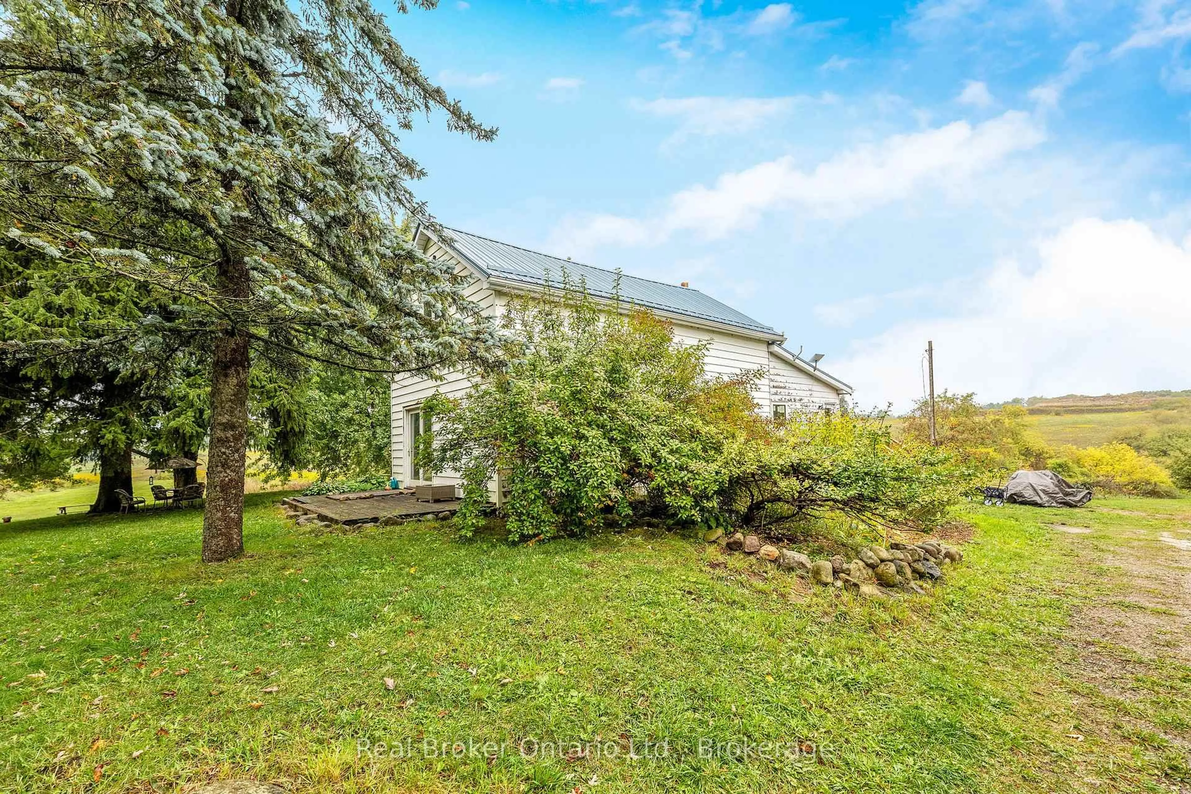 A pic from outside/outdoor area/front of a property/back of a property/a pic from drone, unknown for 6005 Eighth Line, Erin Ontario N0B 1Z0