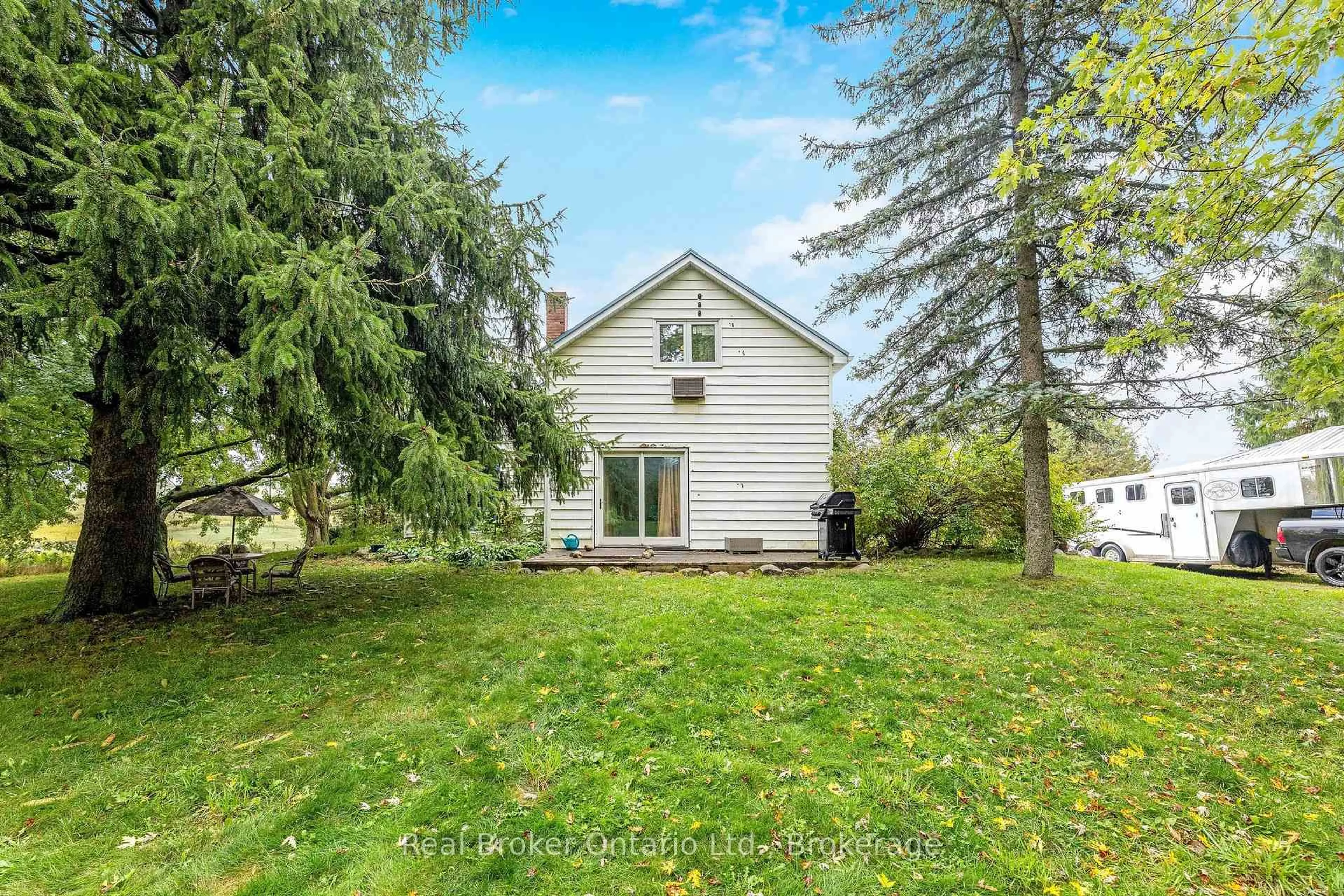A pic from outside/outdoor area/front of a property/back of a property/a pic from drone, unknown for 6005 Eighth Line, Erin Ontario N0B 1Z0
