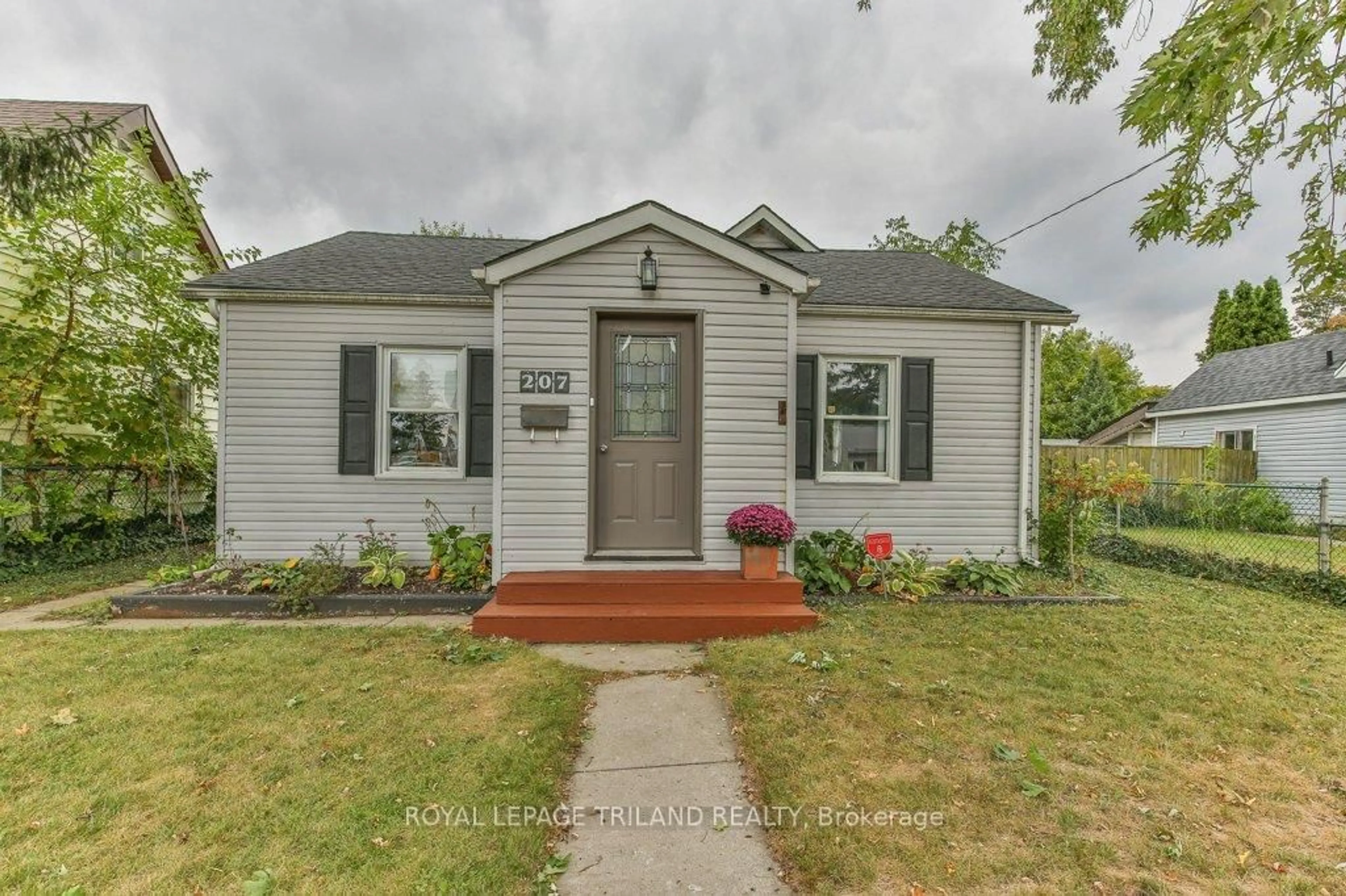 Home with vinyl exterior material, street for 207 EAST St, London East Ontario N5Z 2S1