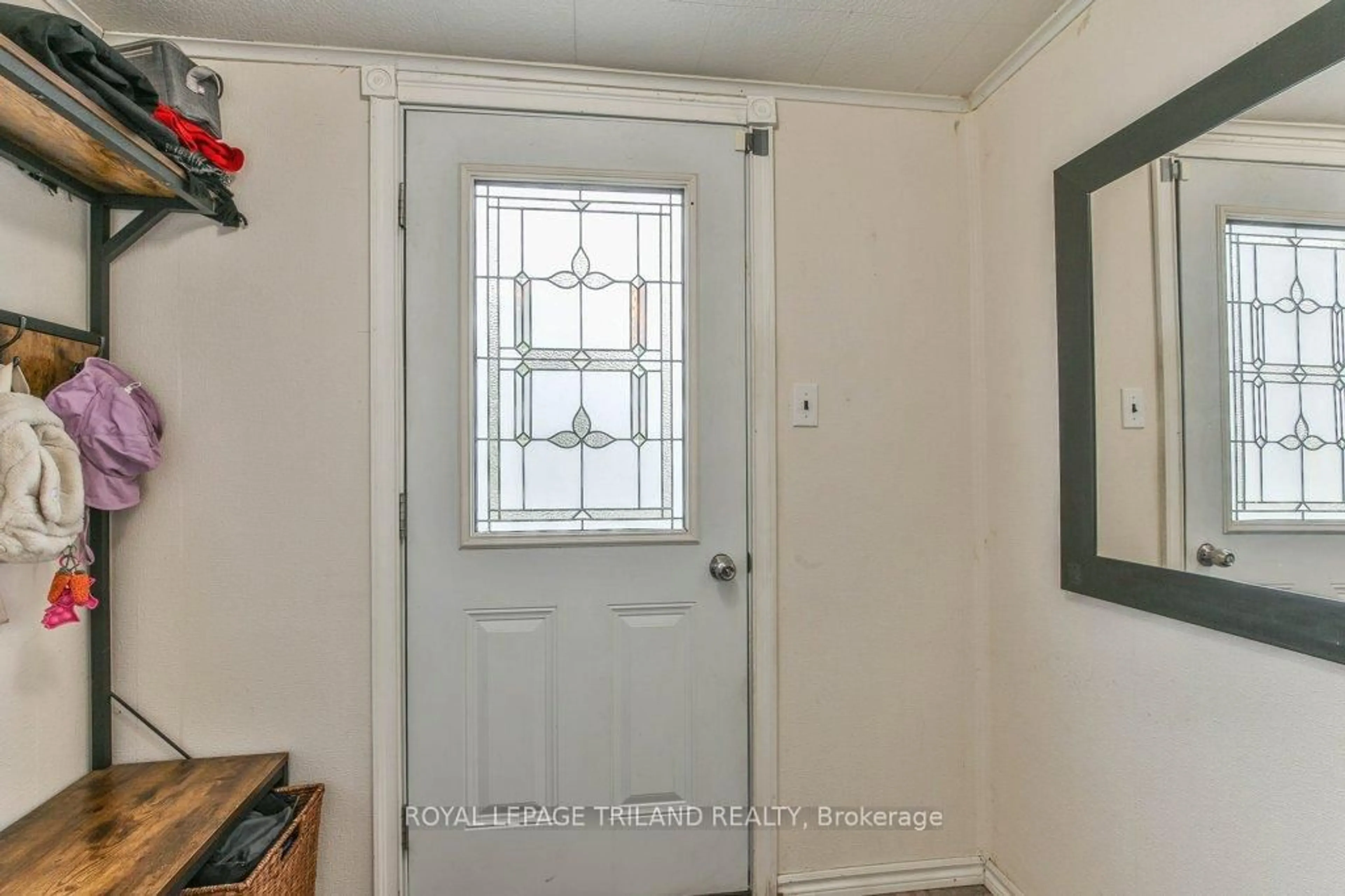 Indoor entryway for 207 EAST St, London East Ontario N5Z 2S1