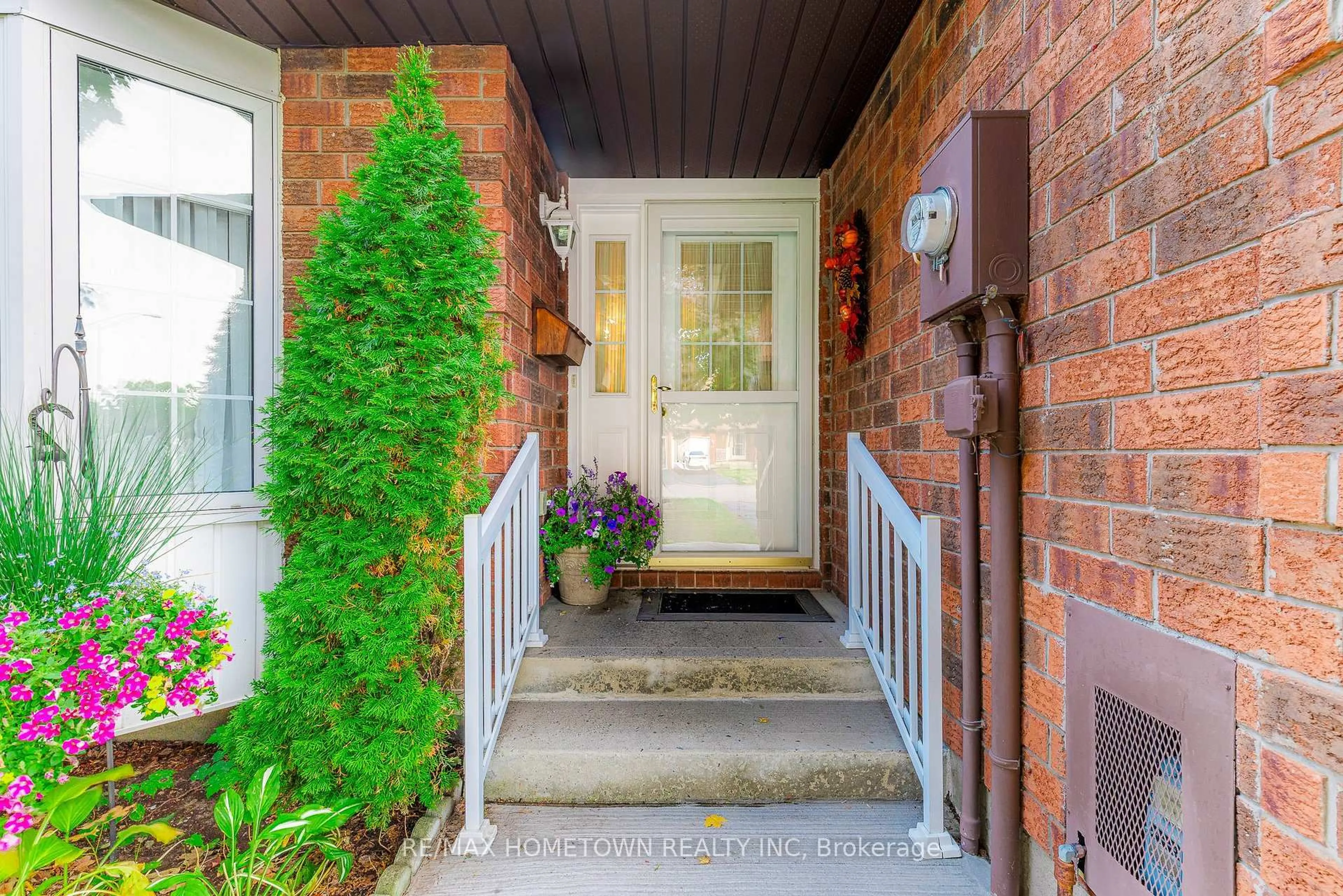 Indoor entryway for 28 Wilmot Young Pl, Brockville Ontario K6V 7H3