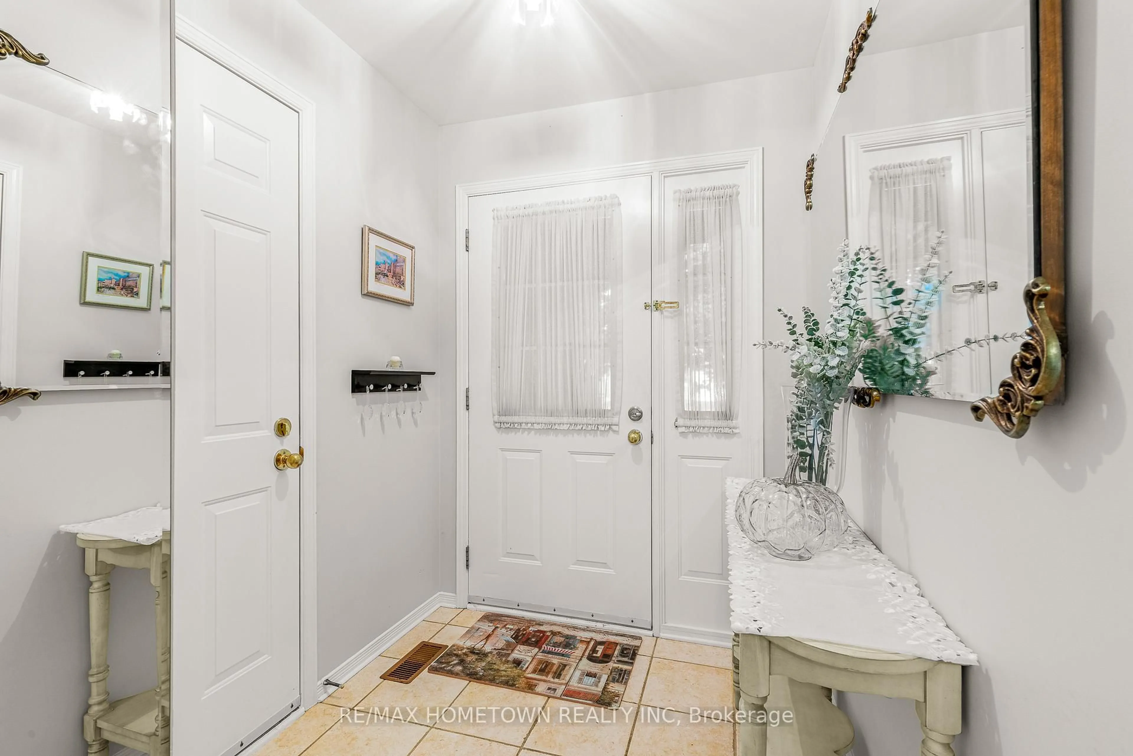 Indoor entryway for 28 Wilmot Young Pl, Brockville Ontario K6V 7H3
