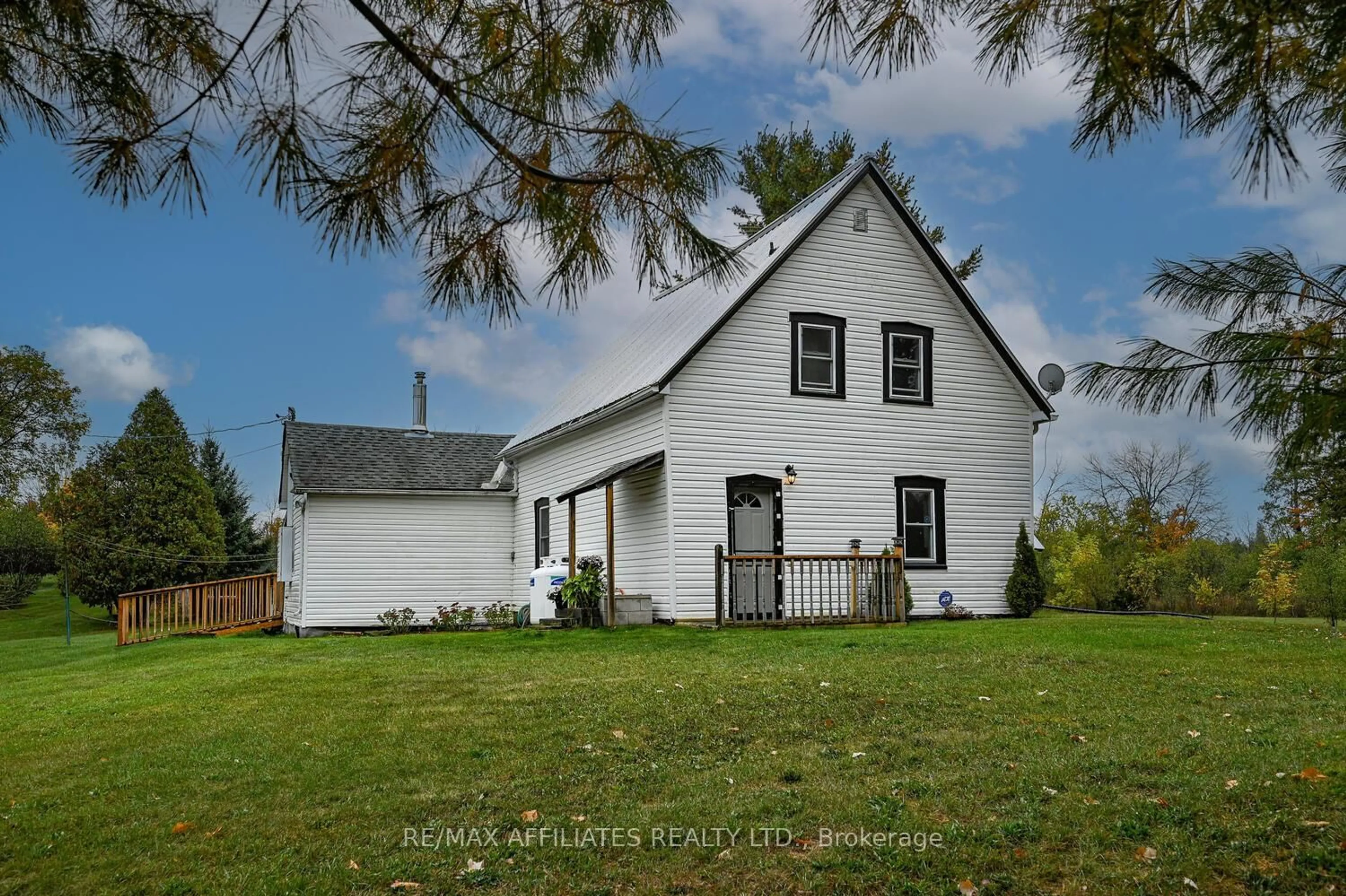 A pic from outside/outdoor area/front of a property/back of a property/a pic from drone, building for 2403 Nolans Rd, Smiths Falls Ontario K7A 4S6