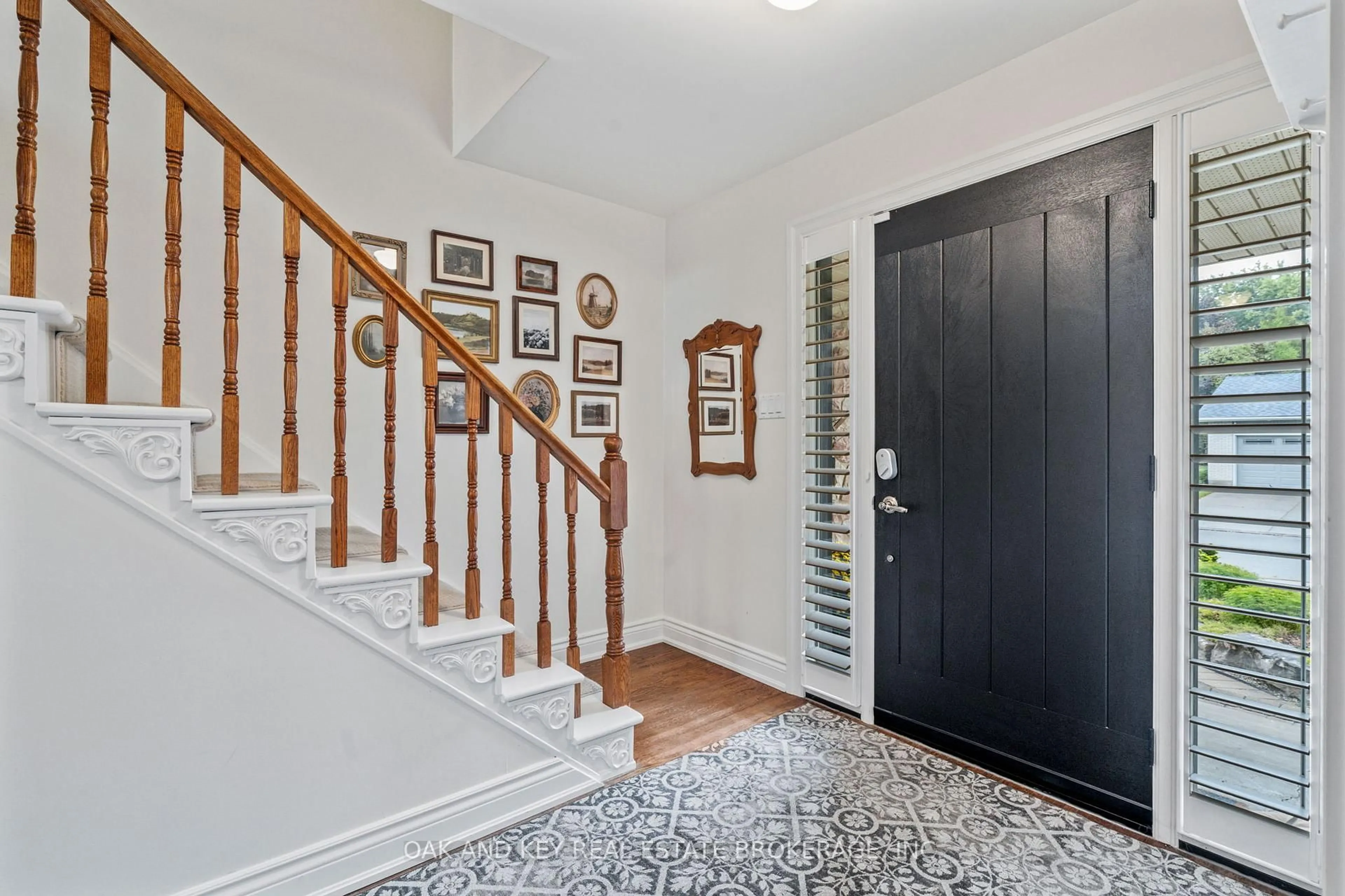 Indoor entryway for 1 FOX MILL Cres, London South Ontario N6J 2B3